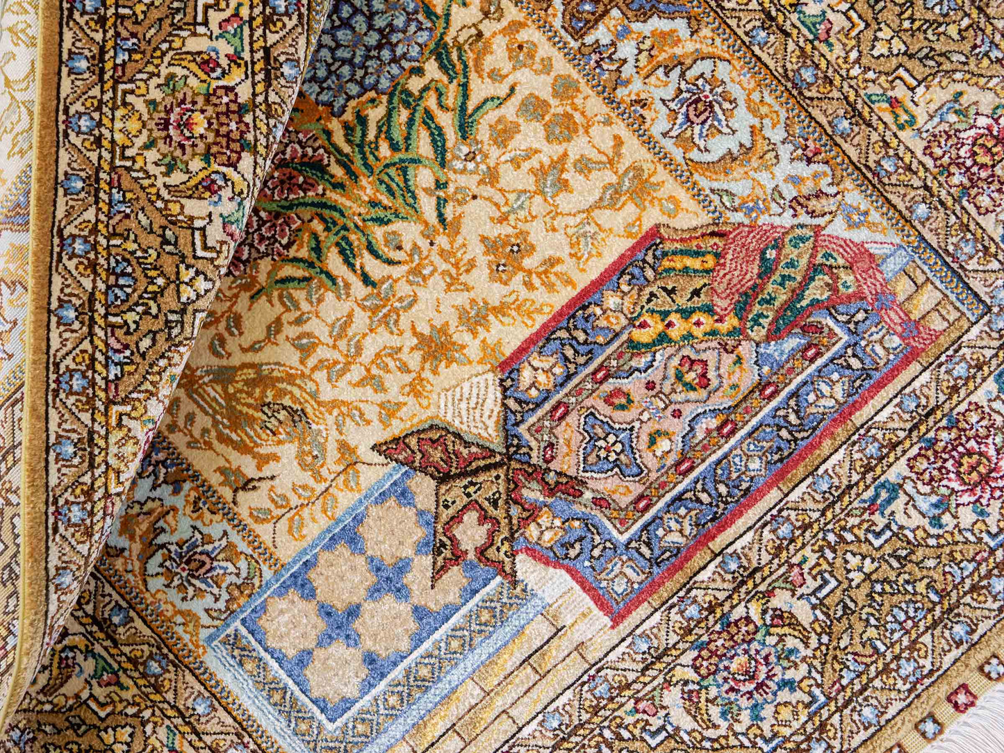 Sehr feiner, handgeknüpfter Khademi Orientteppich mit Ghom Design aus reiner Seide, gold, beige, blau. 93x63 cm. Vertrieb durch Jupiter Intl.