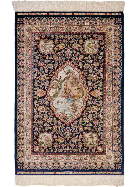 Sehr feiner, handgeknüpfter Khademi Orientteppich mit Ghom Design aus reiner Seide, blau. 93x63 cm. Vertrieb durch Jupiter Intl.