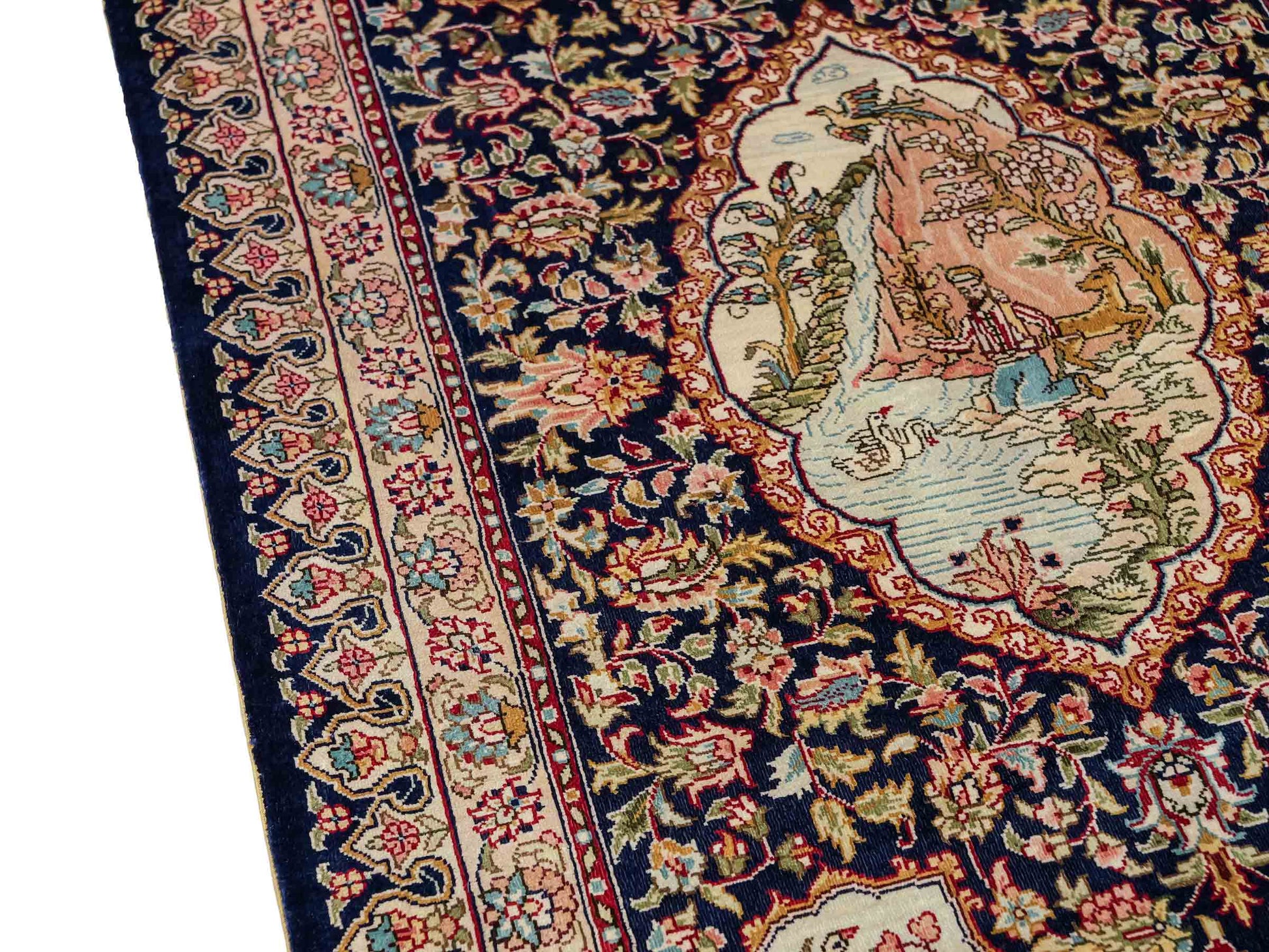 Sehr feiner, handgeknüpfter Khademi Orientteppich mit Ghom Design aus reiner Seide, blau. 93x63 cm. Vertrieb durch Jupiter Intl.