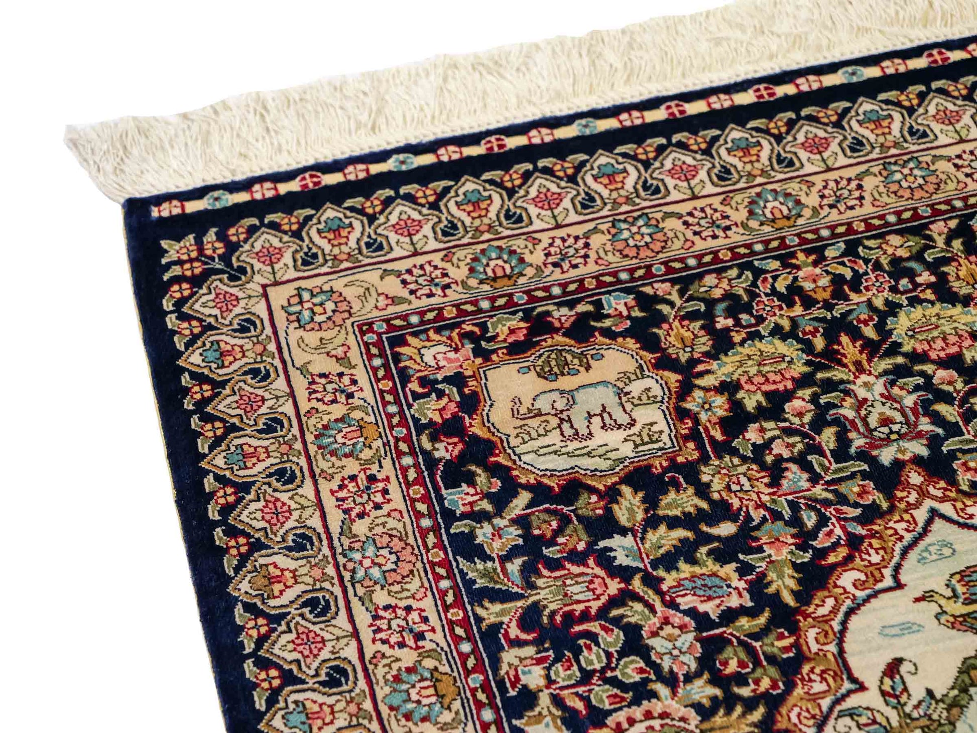 Sehr feiner, handgeknüpfter Khademi Orientteppich mit Ghom Design aus reiner Seide, blau. 93x63 cm. Vertrieb durch Jupiter Intl.