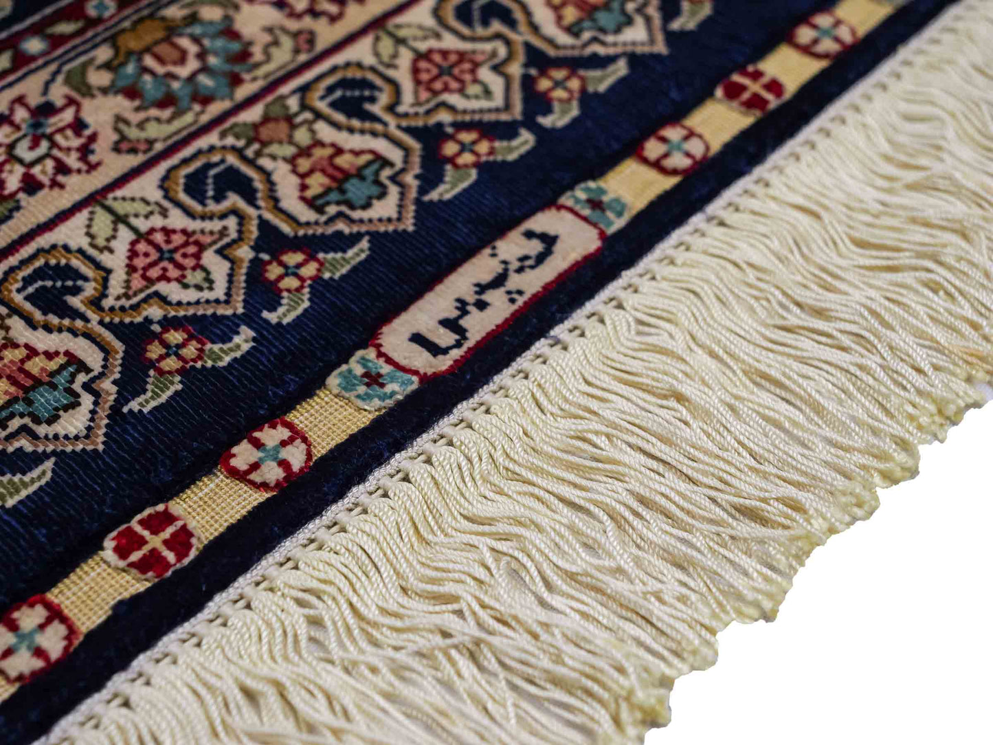 Sehr feiner, handgeknüpfter Khademi Orientteppich mit Ghom Design aus reiner Seide, blau. 93x63 cm. Vertrieb durch Jupiter Intl.