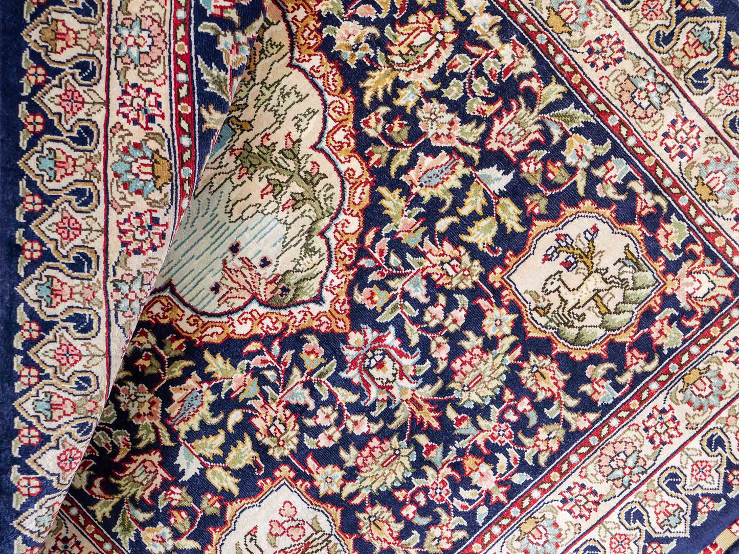 Sehr feiner, handgeknüpfter Khademi Orientteppich mit Ghom Design aus reiner Seide, blau. 93x63 cm. Vertrieb durch Jupiter Intl.