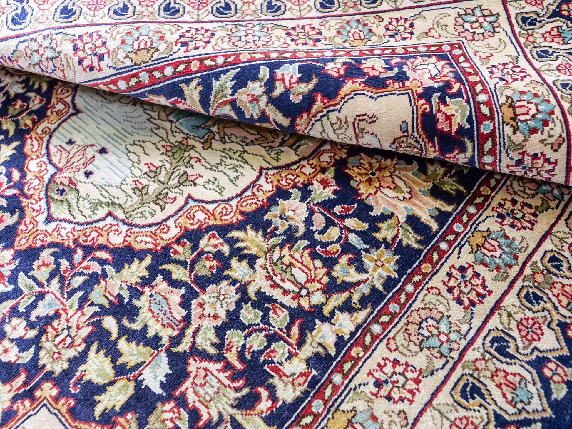 Sehr feiner, handgeknüpfter Khademi Orientteppich mit Ghom Design aus reiner Seide, blau. 93x63 cm. Vertrieb durch Jupiter Intl.