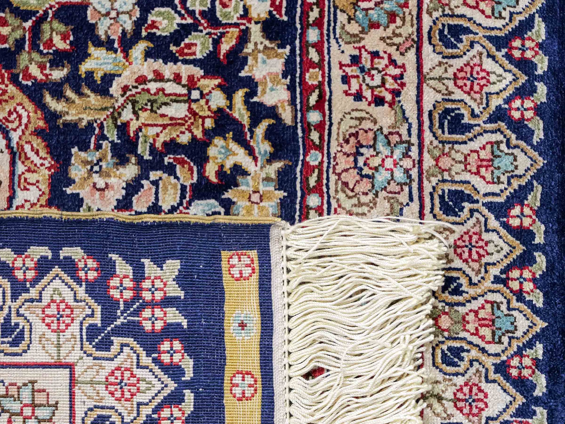 Sehr feiner, handgeknüpfter Khademi Orientteppich mit Ghom Design aus reiner Seide, blau. 93x63 cm. Vertrieb durch Jupiter Intl.