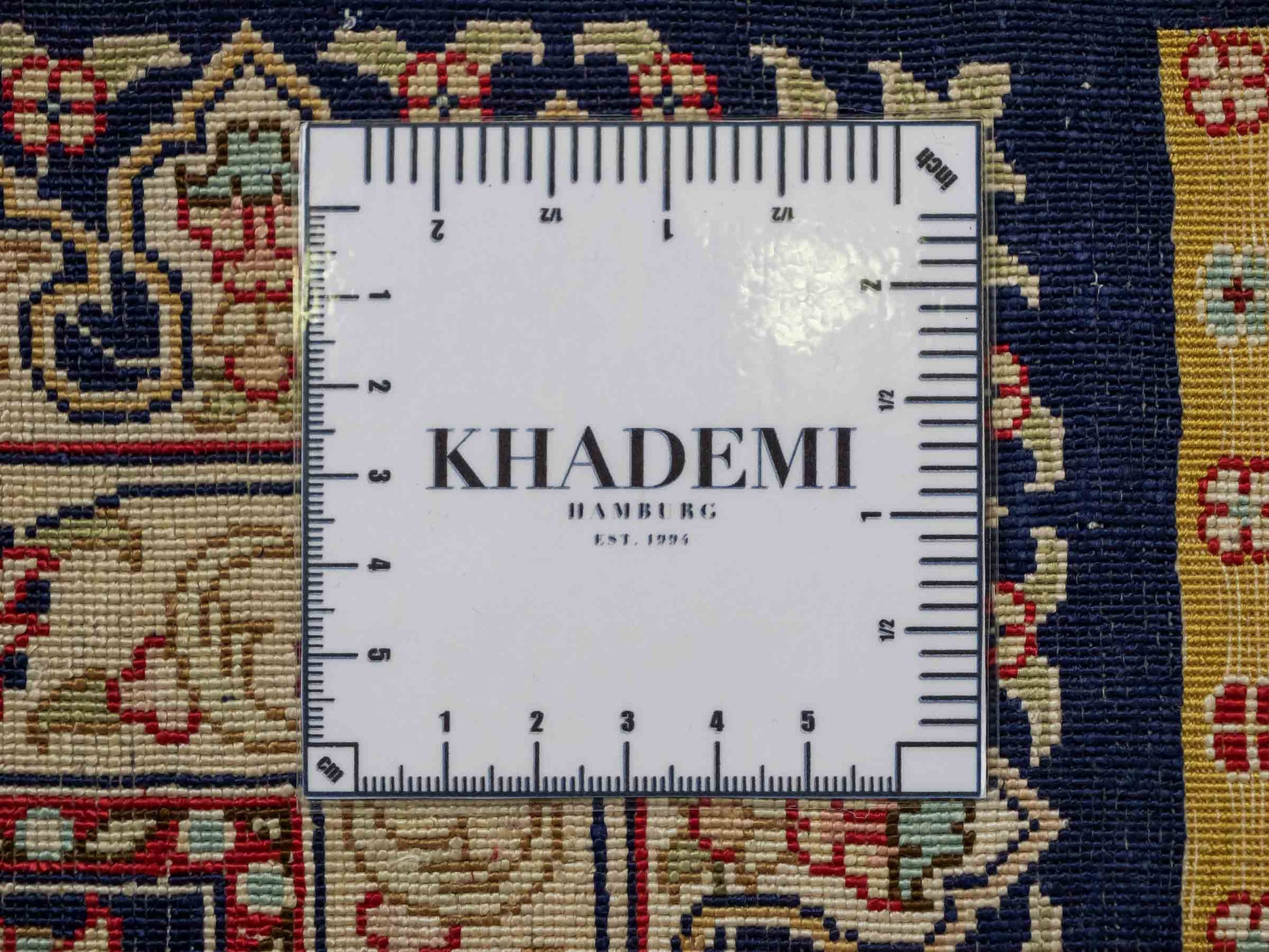 Sehr feiner, handgeknüpfter Khademi Orientteppich mit Ghom Design aus reiner Seide, blau. 93x63 cm. Vertrieb durch Jupiter Intl.