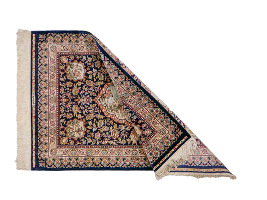 Sehr feiner, handgeknüpfter Khademi Orientteppich mit Ghom Design aus reiner Seide, blau. 93x63 cm. Vertrieb durch Jupiter Intl.