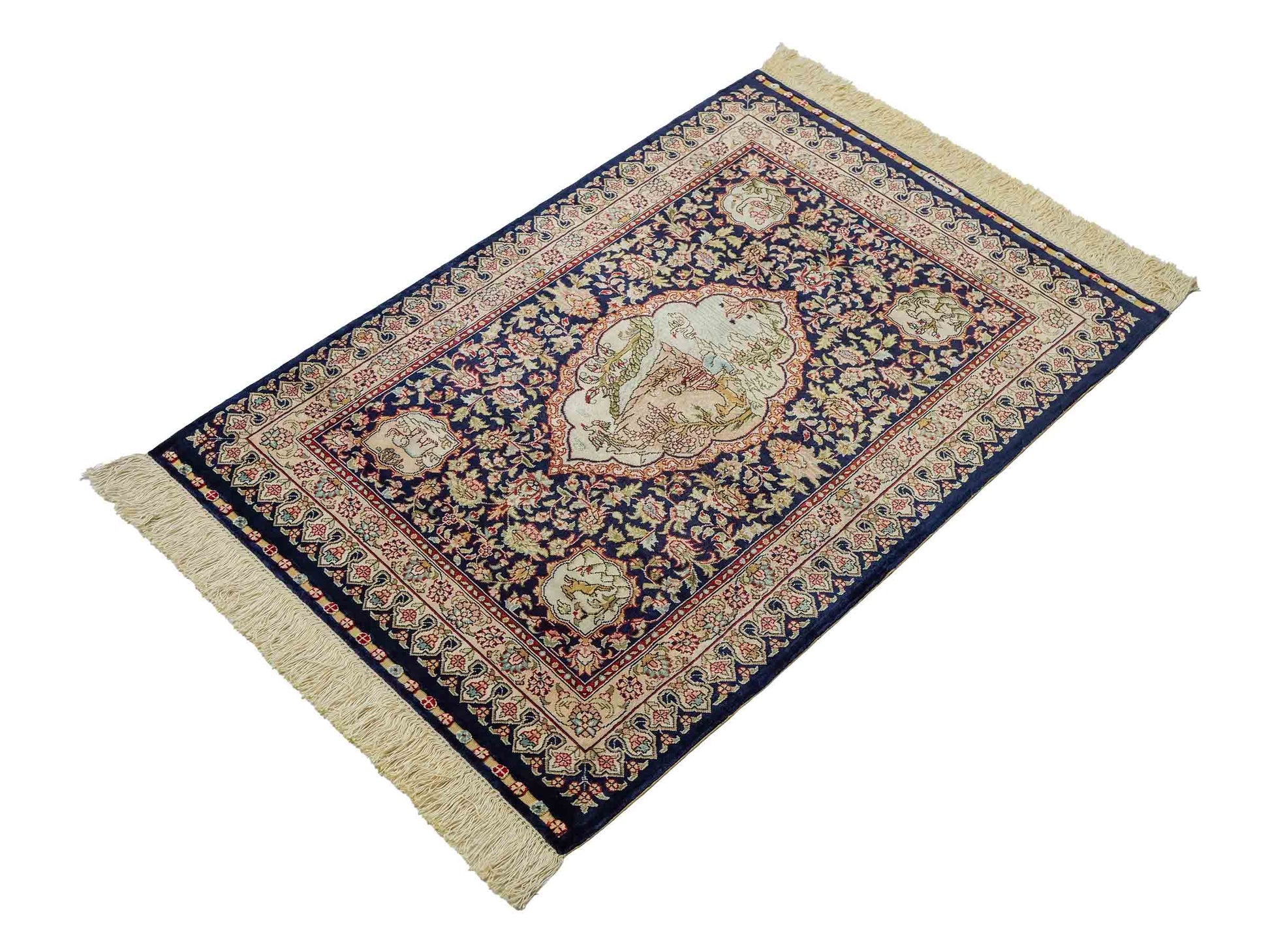 Sehr feiner, handgeknüpfter Khademi Orientteppich mit Ghom Design aus reiner Seide, blau. 93x63 cm. Vertrieb durch Jupiter Intl.