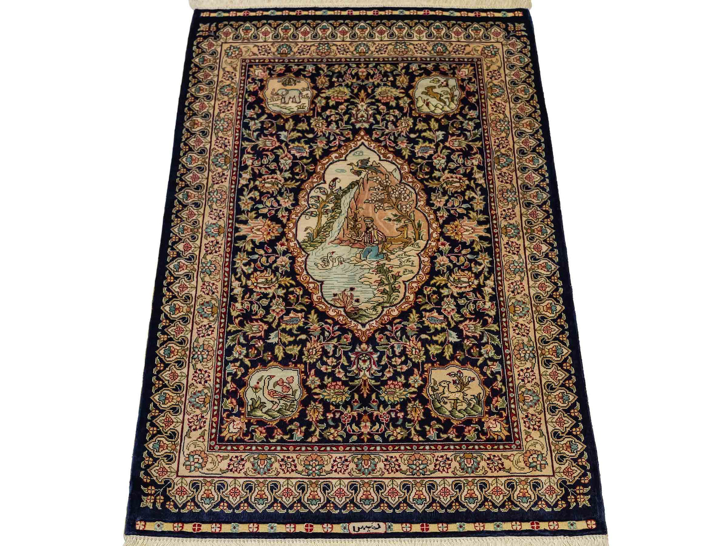 Sehr feiner, handgeknüpfter Khademi Orientteppich mit Ghom Design aus reiner Seide, blau. 93x63 cm. Vertrieb durch Jupiter Intl.