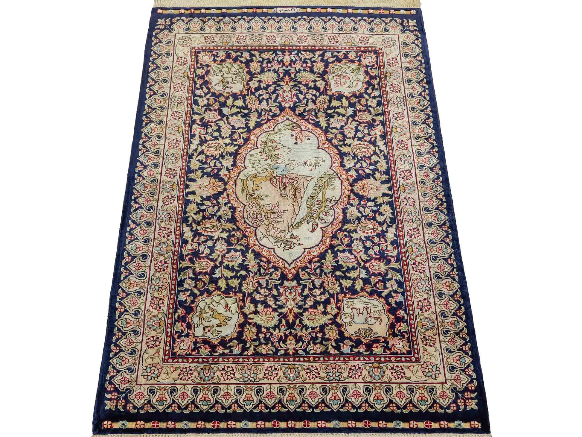 Sehr feiner, handgeknüpfter Khademi Orientteppich mit Ghom Design aus reiner Seide, blau. 93x63 cm. Vertrieb durch Jupiter Intl.