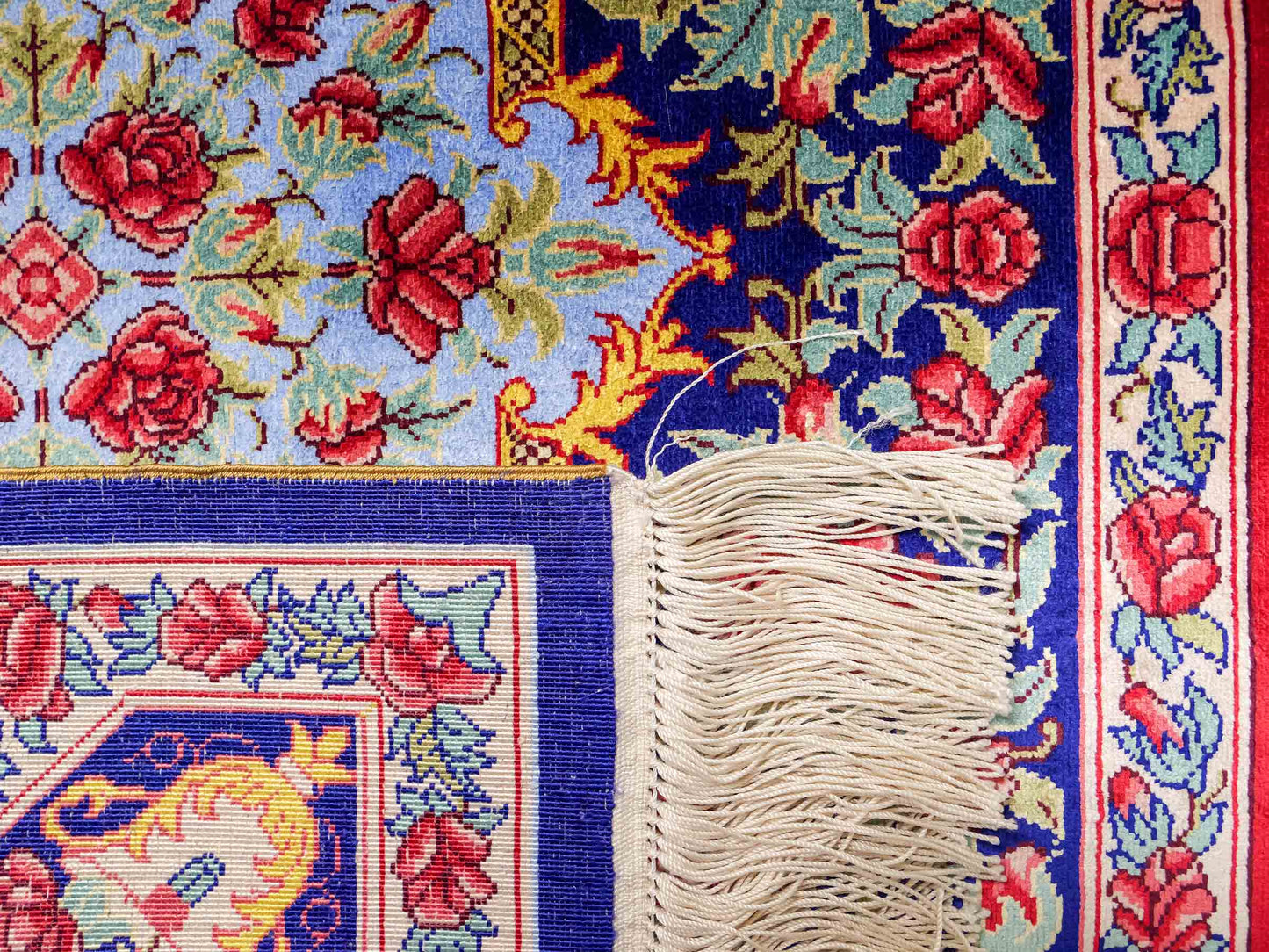 Sehr feiner, handgeknüpfter Khademi Orientteppich mit Ghom Design aus reiner Seide, blau, rot, grün. 94x63 cm. Vertrieb durch Jupiter Intl.