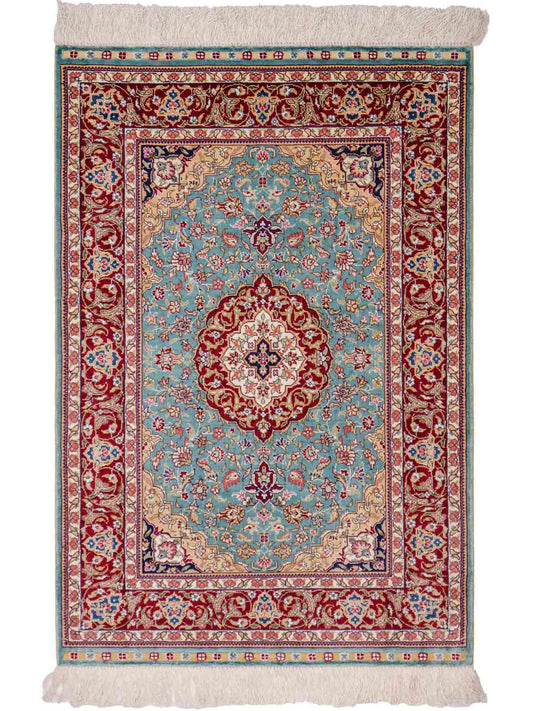 Sehr feiner, handgeknüpfter Khademi Orientteppich mit Ghom Design aus reiner Seide, blau, rot. 94x64 cm. Vertrieb durch Jupiter Intl.