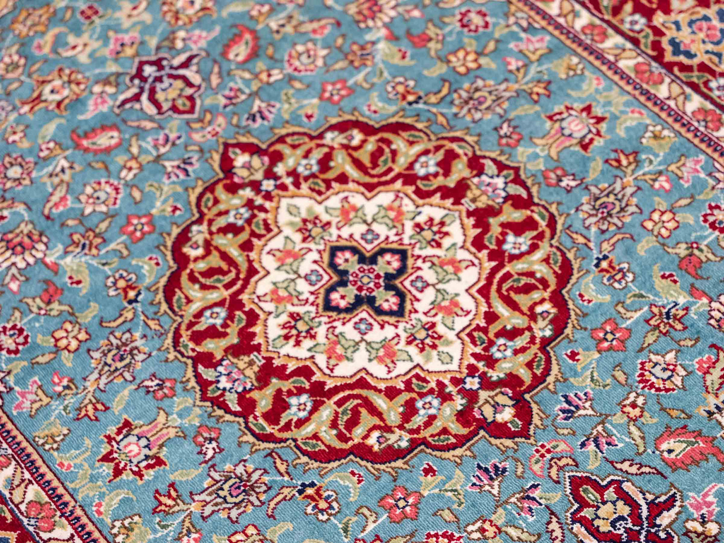 Sehr feiner, handgeknüpfter Khademi Orientteppich mit Ghom Design aus reiner Seide, blau, rot. 94x64 cm. Vertrieb durch Jupiter Intl.