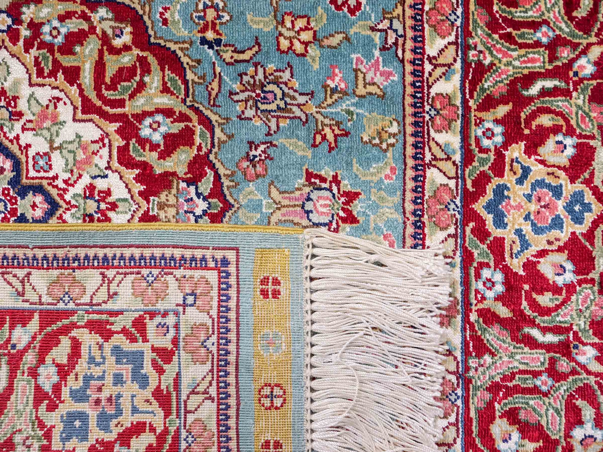 Sehr feiner, handgeknüpfter Khademi Orientteppich mit Ghom Design aus reiner Seide, blau, rot. 94x64 cm. Vertrieb durch Jupiter Intl.