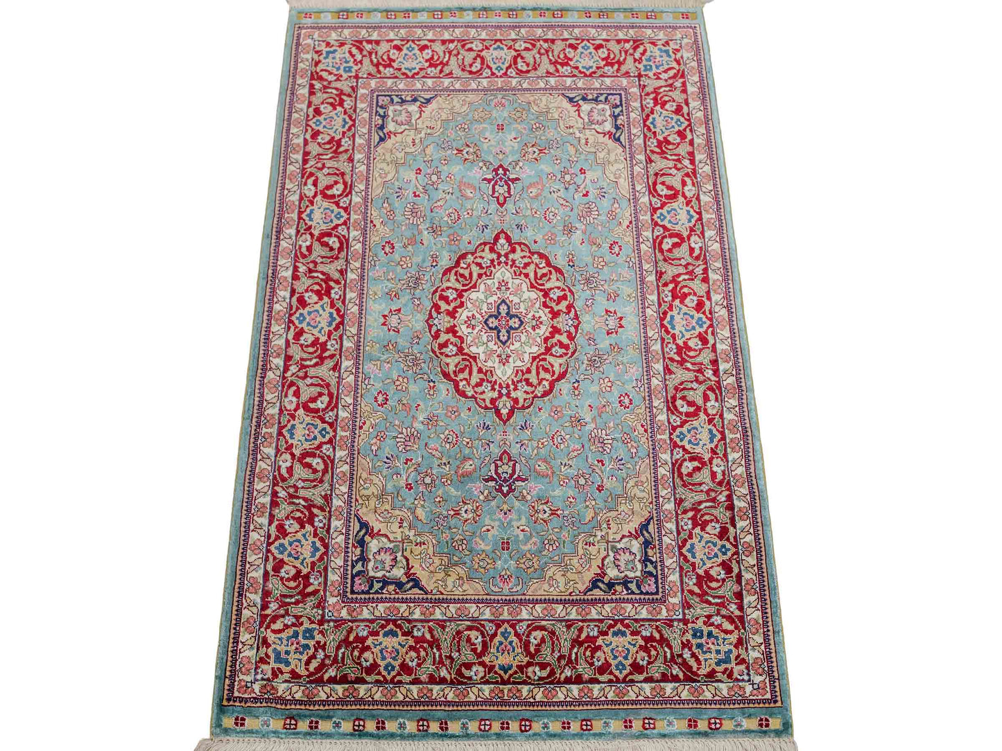 Sehr feiner, handgeknüpfter Khademi Orientteppich mit Ghom Design aus reiner Seide, blau, rot. 94x64 cm. Vertrieb durch Jupiter Intl.