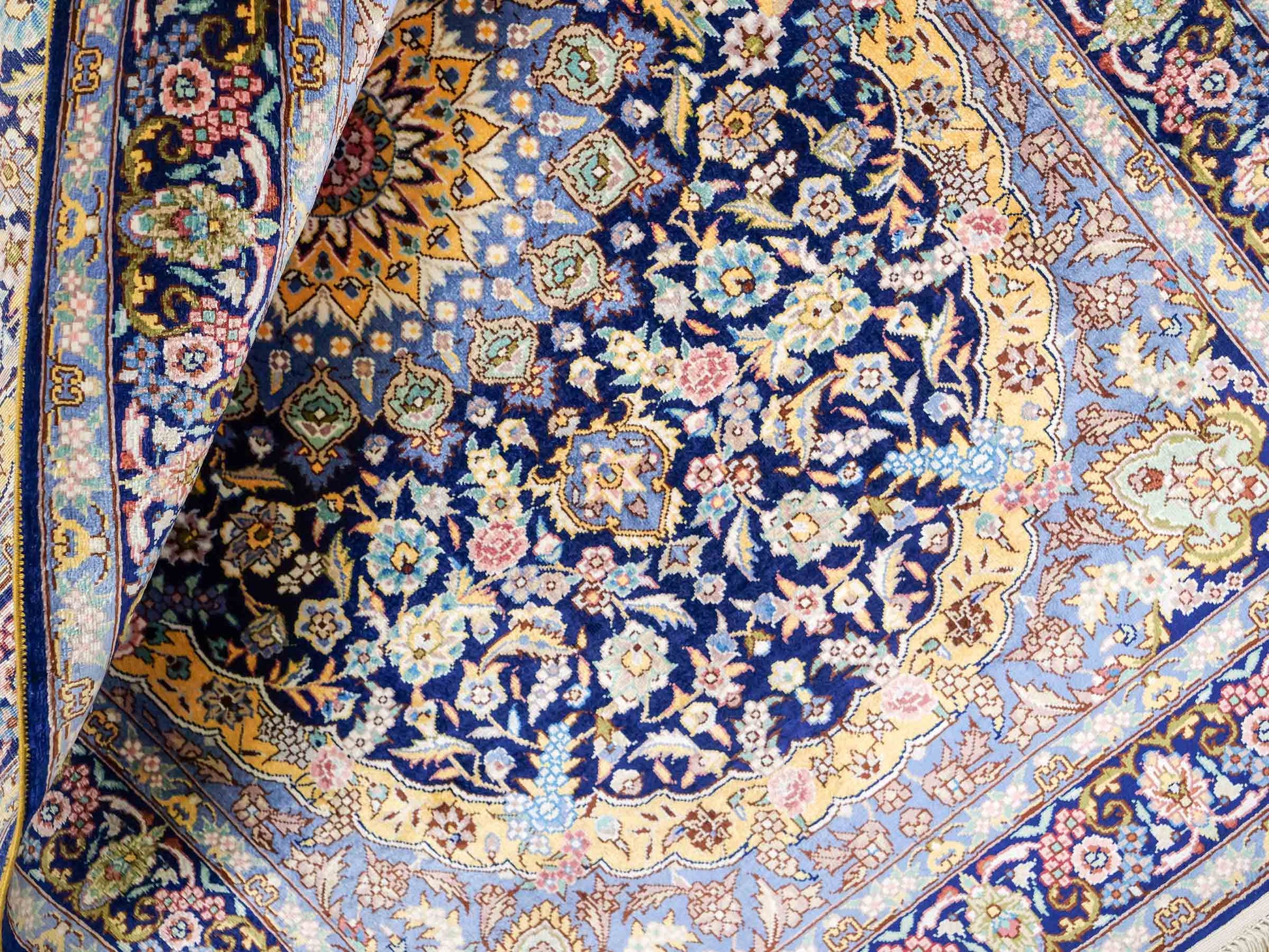 Sehr feiner, handgeknüpfter Khademi Orientteppich mit Ghom Design aus reiner Seide, blau, gelb. 95x62 cm. Vertrieb durch Jupiter Intl.