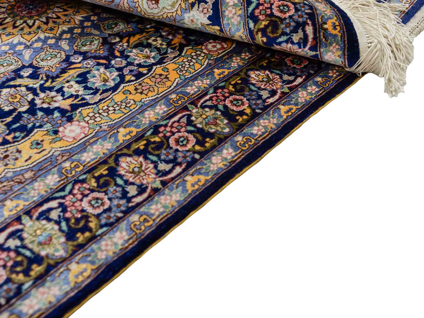 Sehr feiner, handgeknüpfter Khademi Orientteppich mit Ghom Design aus reiner Seide, blau, gelb. 95x62 cm. Vertrieb durch Jupiter Intl.