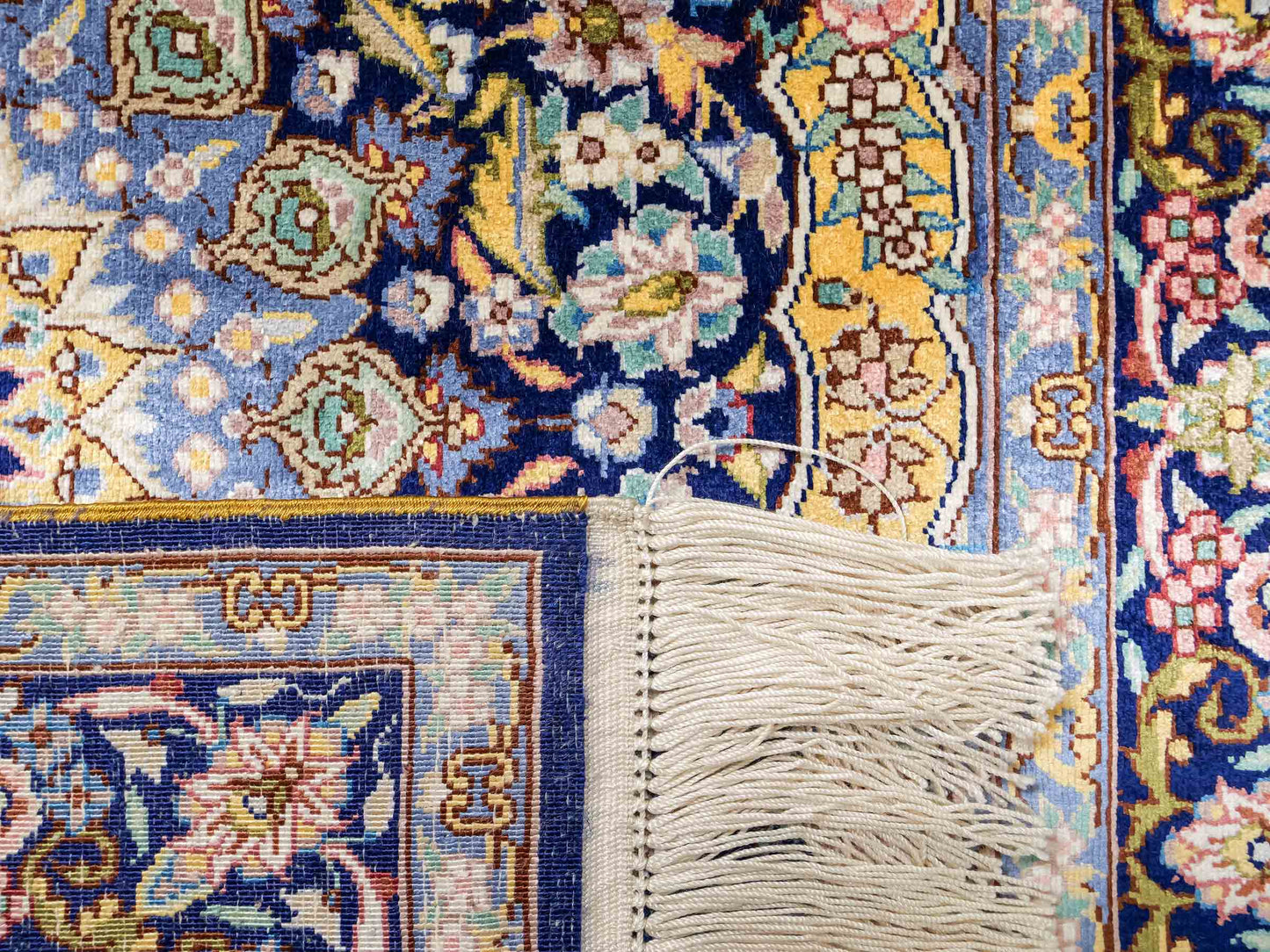 Sehr feiner, handgeknüpfter Khademi Orientteppich mit Ghom Design aus reiner Seide, blau, gelb. 95x62 cm. Vertrieb durch Jupiter Intl.