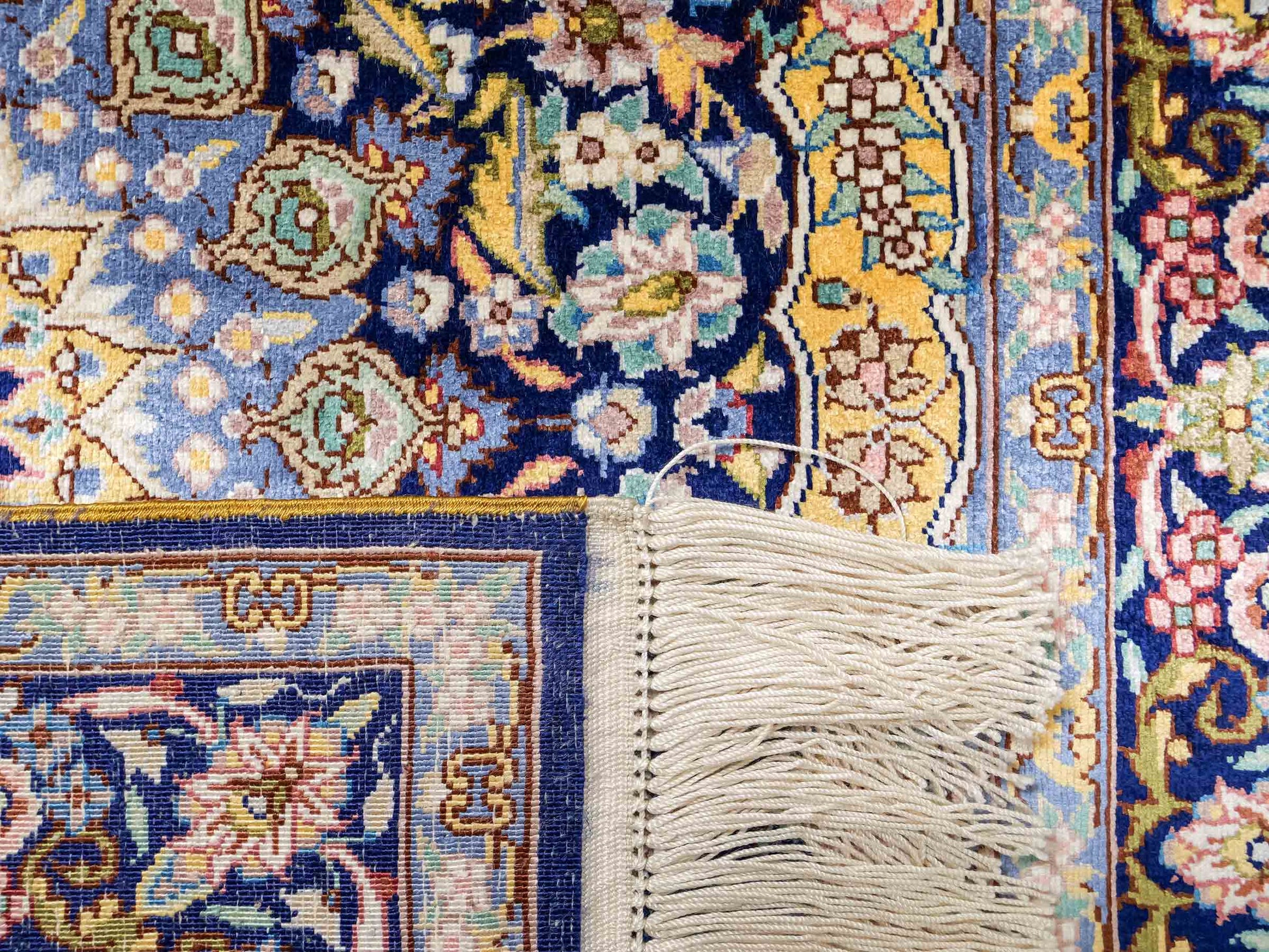 Sehr feiner, handgeknüpfter Khademi Orientteppich mit Ghom Design aus reiner Seide, blau, gelb. 95x62 cm. Vertrieb durch Jupiter Intl.