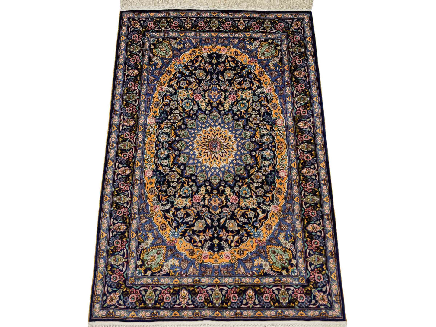 Sehr feiner, handgeknüpfter Khademi Orientteppich mit Ghom Design aus reiner Seide, blau, gelb. 95x62 cm. Vertrieb durch Jupiter Intl.