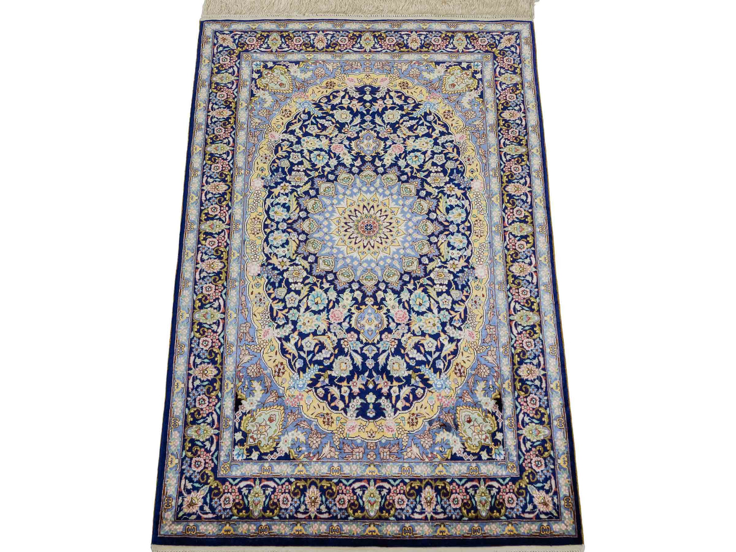 Sehr feiner, handgeknüpfter Khademi Orientteppich mit Ghom Design aus reiner Seide, blau, gelb. 95x62 cm. Vertrieb durch Jupiter Intl.