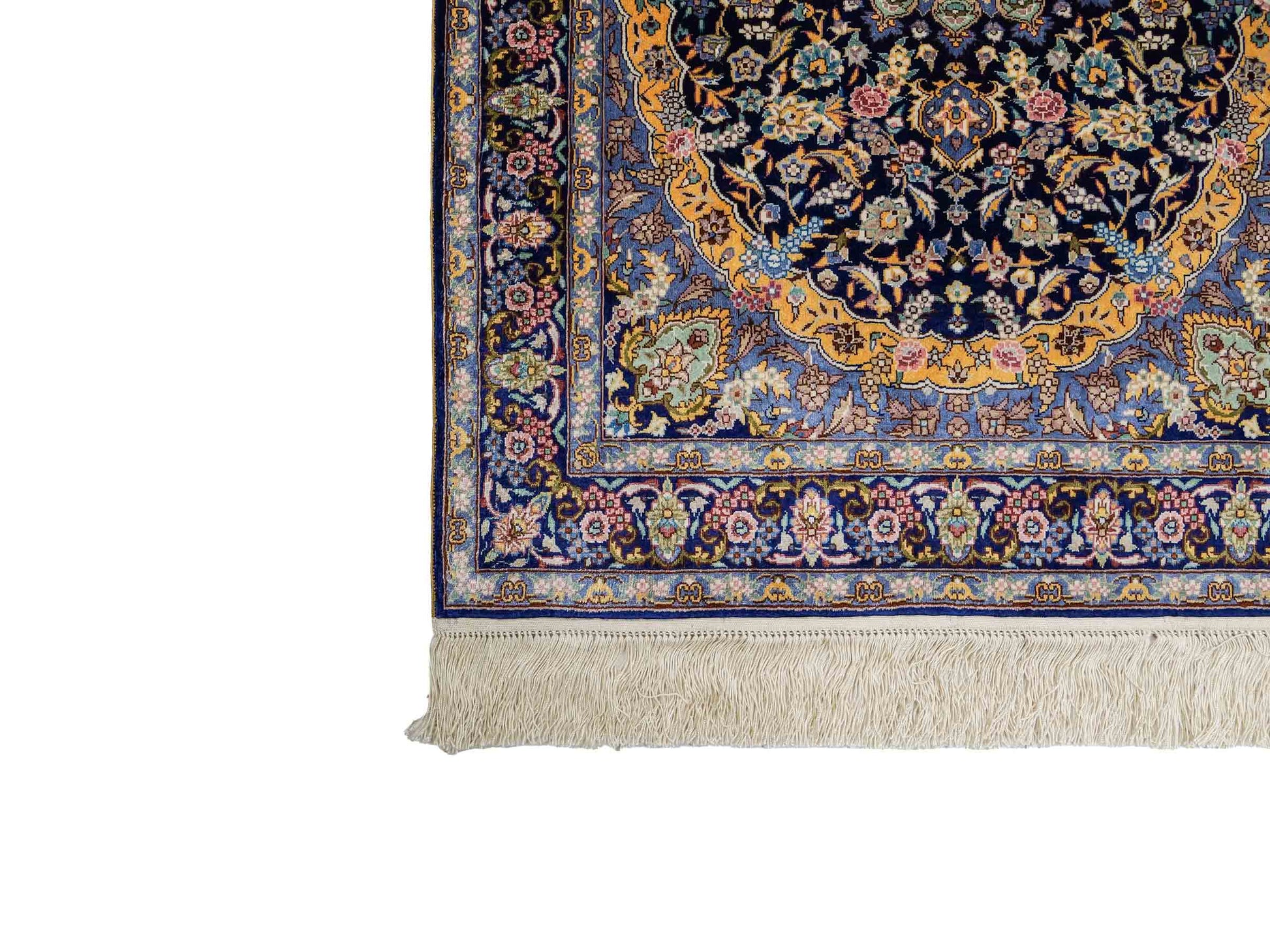 Sehr feiner, handgeknüpfter Khademi Orientteppich mit Ghom Design aus reiner Seide, blau, gelb. 95x62 cm. Vertrieb durch Jupiter Intl.