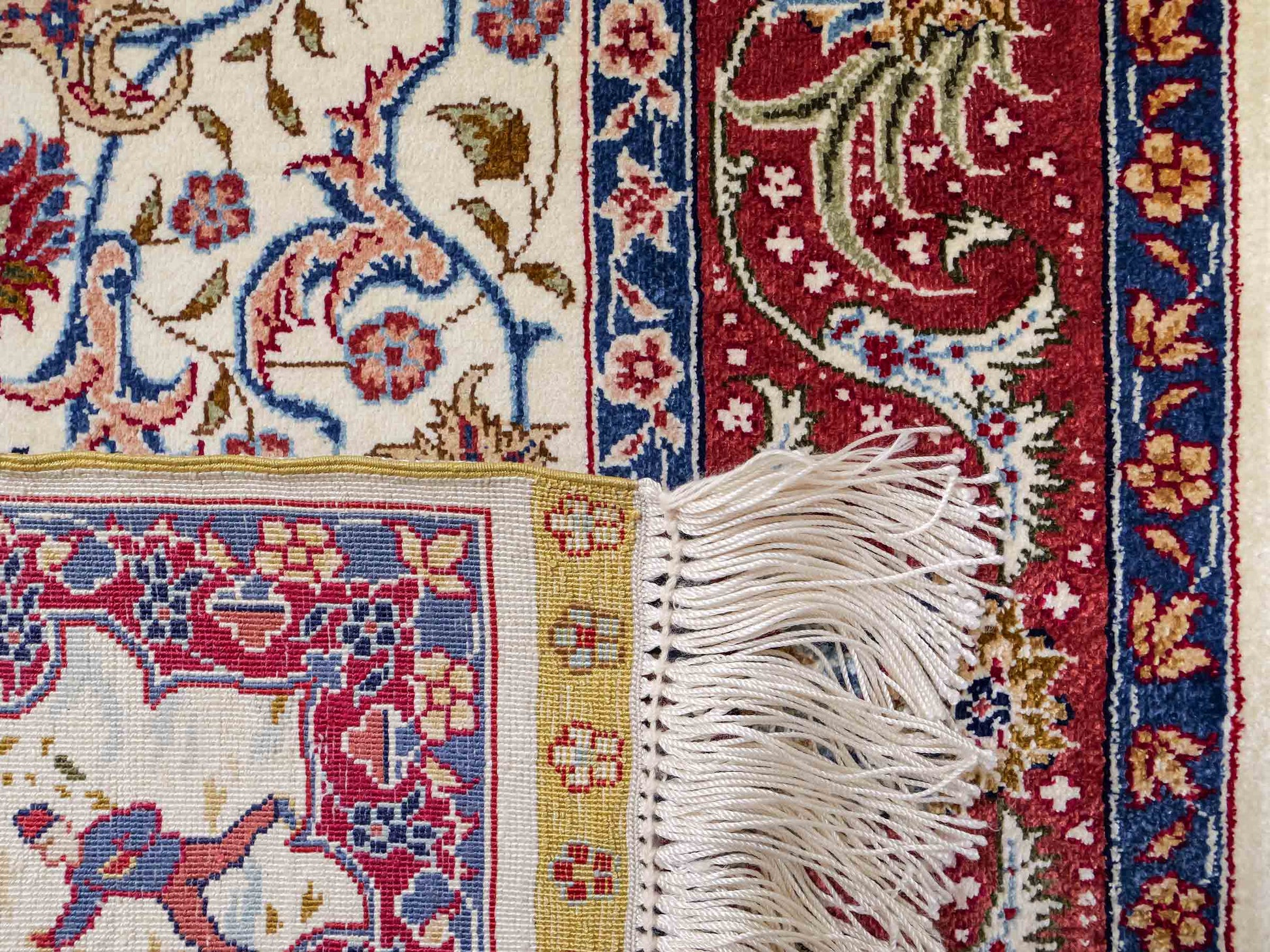 Sehr feiner, handgeknüpfter Khademi Orientteppich mit Ghom Design aus reiner Seide, creme, weiß, rot. 95x63 cm. Vertrieb durch Jupiter Intl.