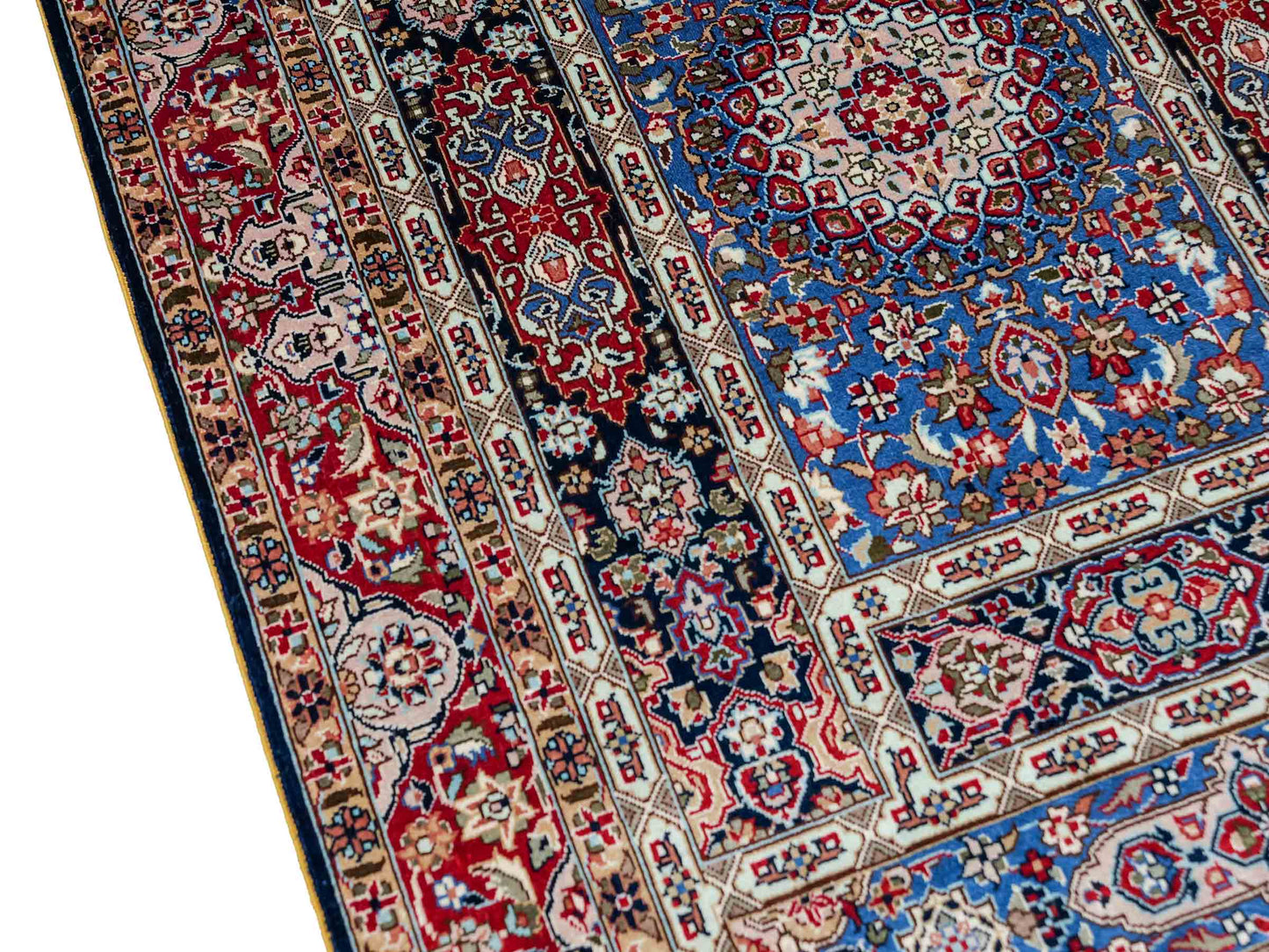 Sehr feiner, handgeknüpfter Khademi Orientteppich mit Ghom Design aus reiner Seide, blau, multicolor. 96x62 cm. Vertrieb durch Jupiter Intl.
