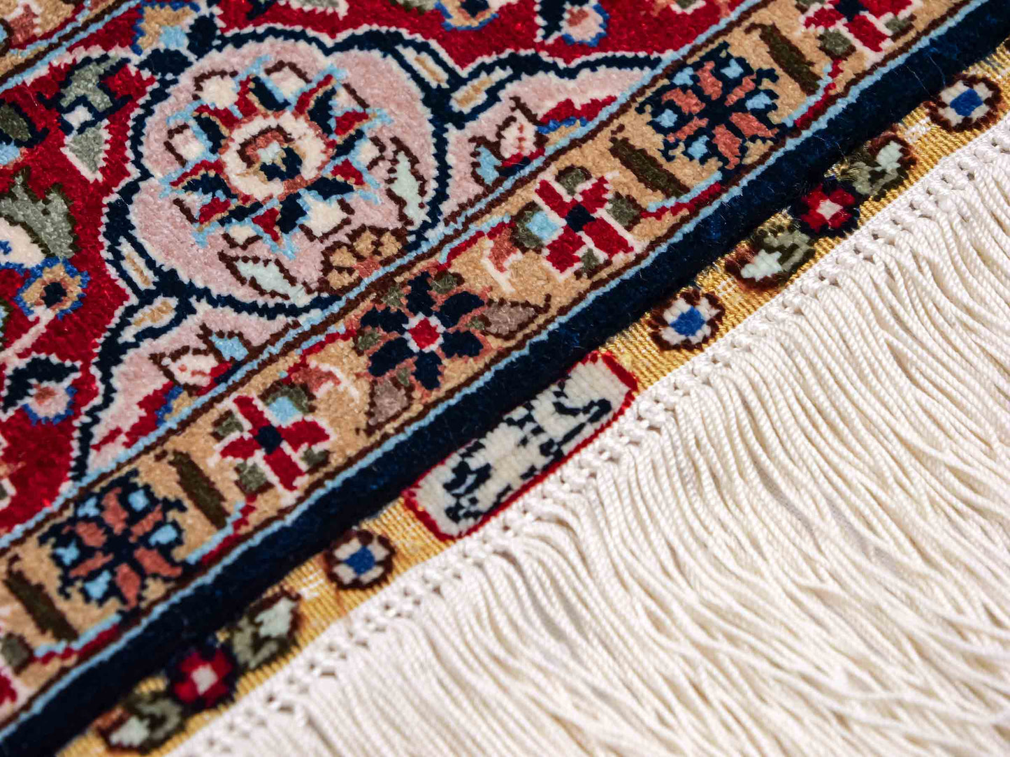 Sehr feiner, handgeknüpfter Khademi Orientteppich mit Ghom Design aus reiner Seide, blau, multicolor. 96x62 cm. Vertrieb durch Jupiter Intl.