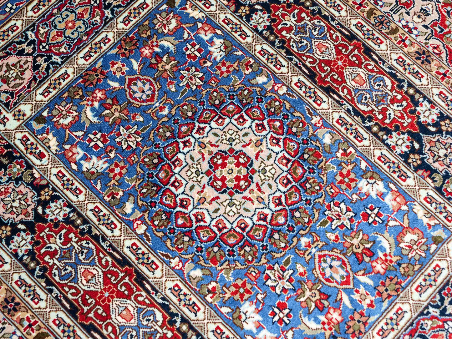 Sehr feiner, handgeknüpfter Khademi Orientteppich mit Ghom Design aus reiner Seide, blau, multicolor. 96x62 cm. Vertrieb durch Jupiter Intl.