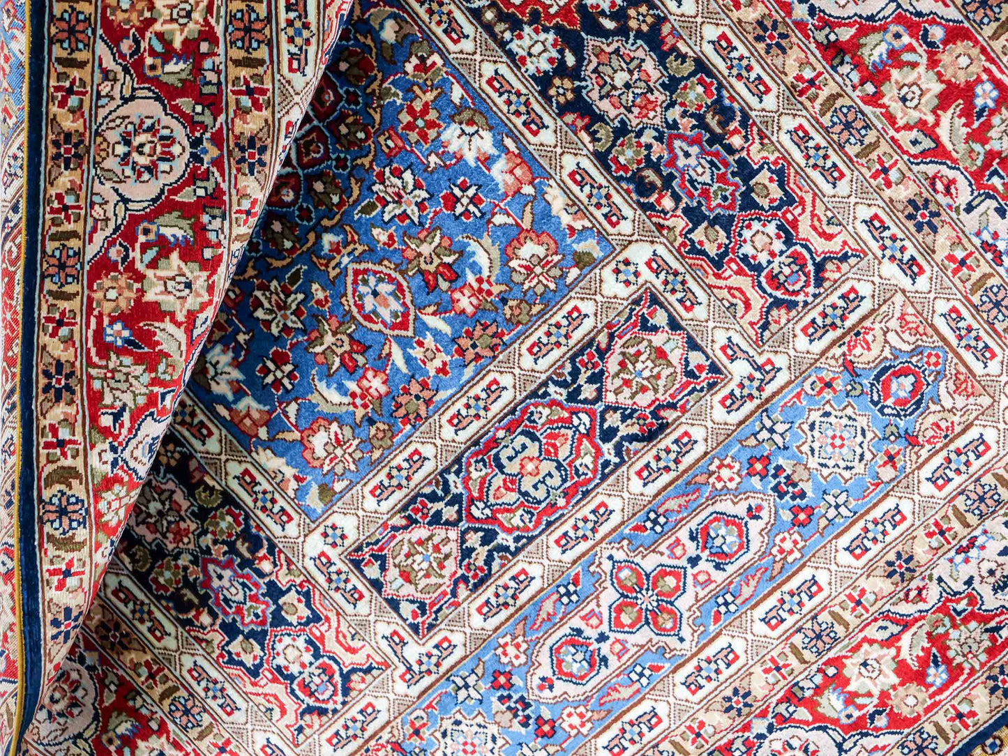 Sehr feiner, handgeknüpfter Khademi Orientteppich mit Ghom Design aus reiner Seide, blau, multicolor. 96x62 cm. Vertrieb durch Jupiter Intl.