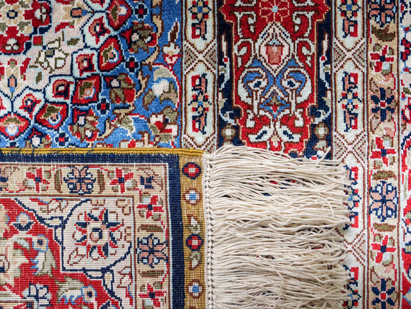 Sehr feiner, handgeknüpfter Khademi Orientteppich mit Ghom Design aus reiner Seide, blau, multicolor. 96x62 cm. Vertrieb durch Jupiter Intl.