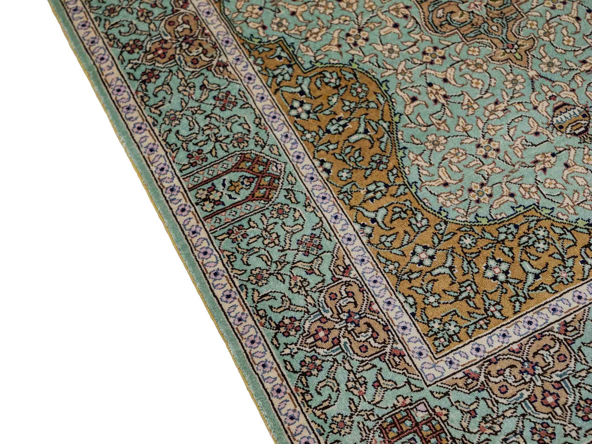 Sehr feiner, handgeknüpfter Khademi Orientteppich mit Ghom Design aus reiner Seide, blau, gelb. 97x63 cm. Vertrieb durch Jupiter Intl.