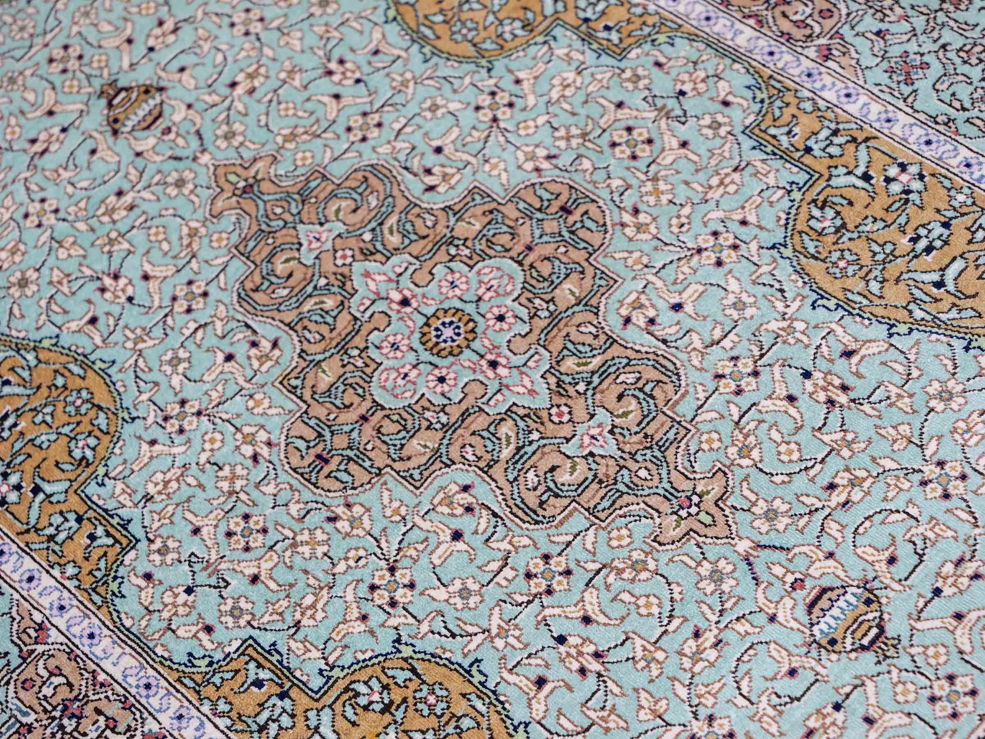 Sehr feiner, handgeknüpfter Khademi Orientteppich mit Ghom Design aus reiner Seide, blau, gelb. 97x63 cm. Vertrieb durch Jupiter Intl.
