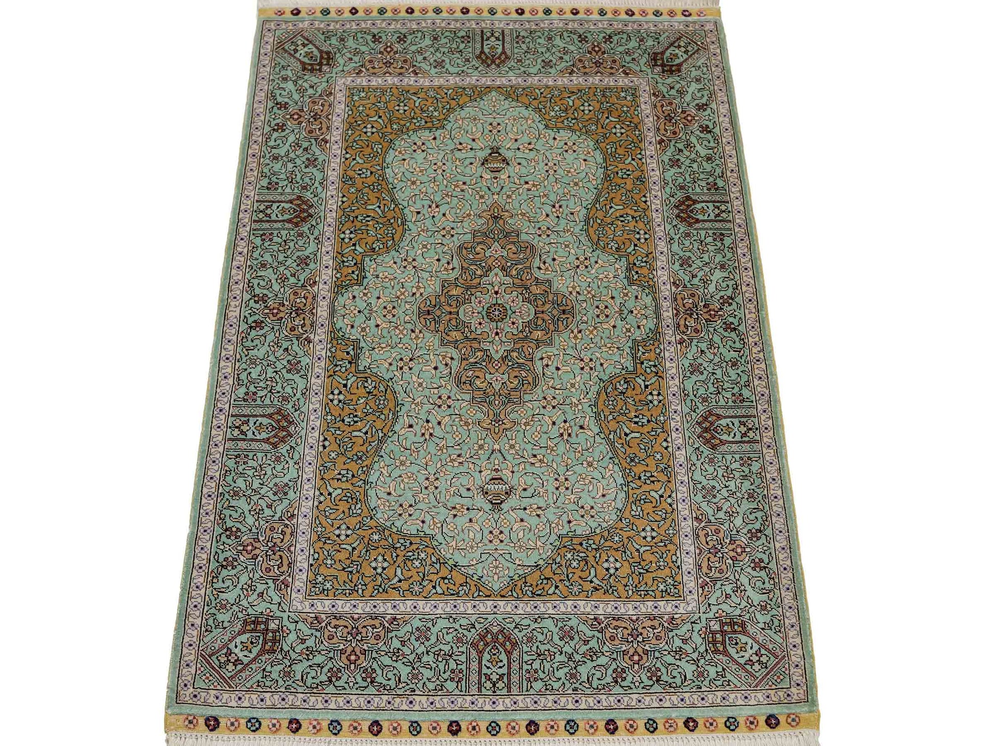 Sehr feiner, handgeknüpfter Khademi Orientteppich mit Ghom Design aus reiner Seide, blau, gelb. 97x63 cm. Vertrieb durch Jupiter Intl.