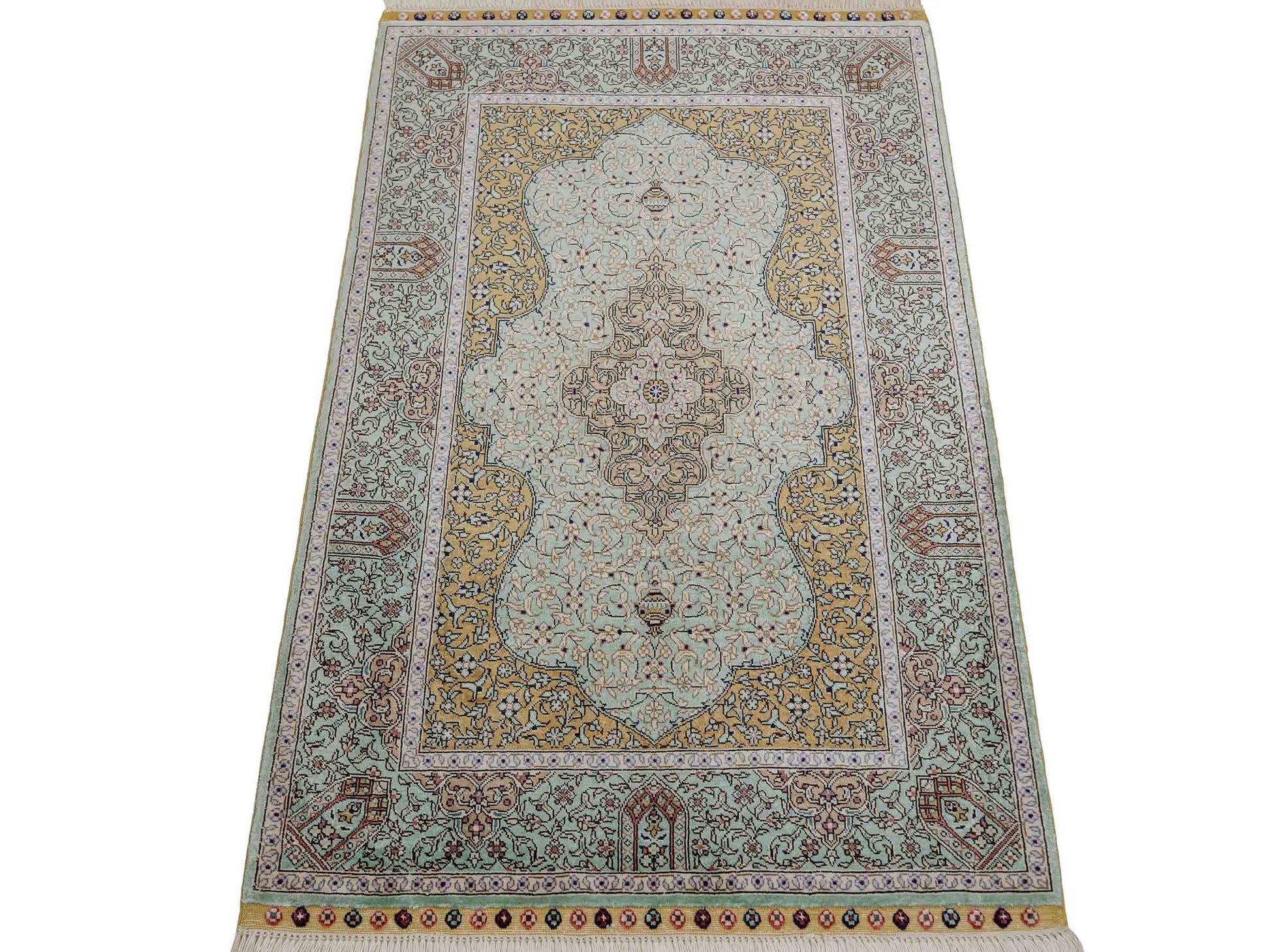 Sehr feiner, handgeknüpfter Khademi Orientteppich mit Ghom Design aus reiner Seide, blau, gelb. 97x63 cm. Vertrieb durch Jupiter Intl.