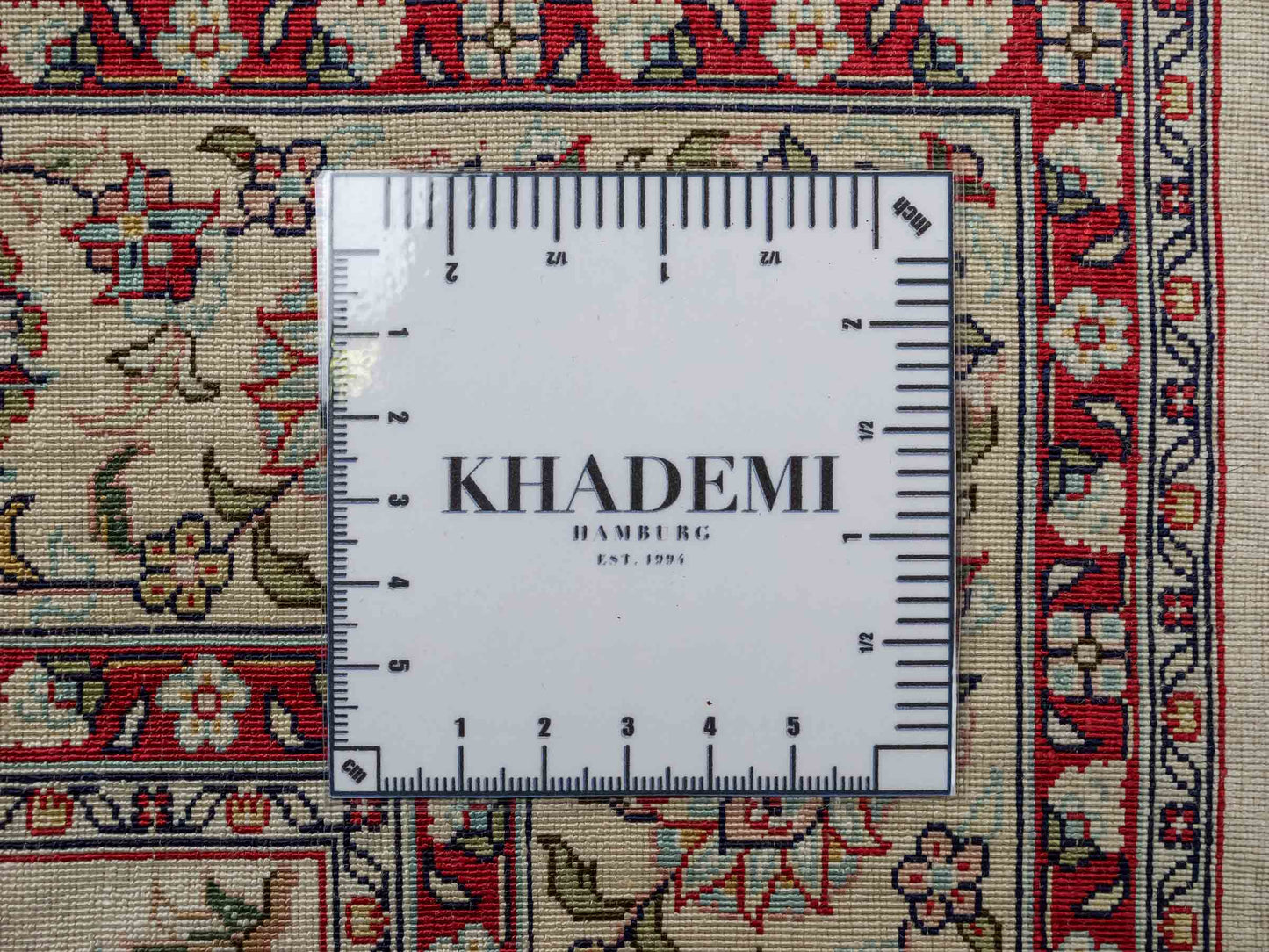 Extrem feiner, handgeknüpfter Khademi Ghom Orientteppich aus purer Seide, weiß, creme. 97x75 cm. Verkauf durch Jupiter Intl.