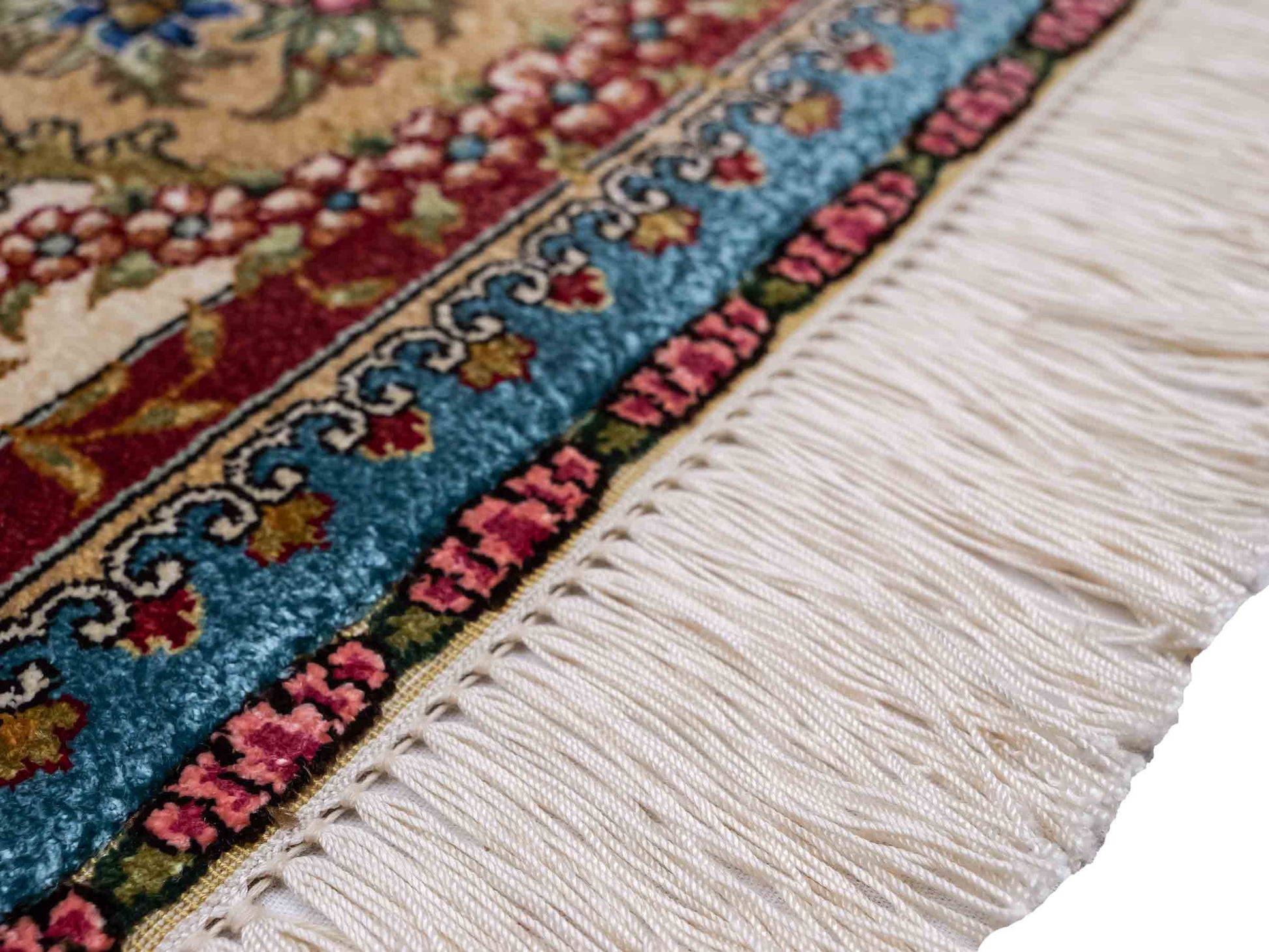 Sehr feiner, handgeknüpfter Khademi Orientteppich mit Hereke Design aus reiner Seide, blau, creme, rot. 112x78 cm. Vertrieb durch Jupiter Intl.