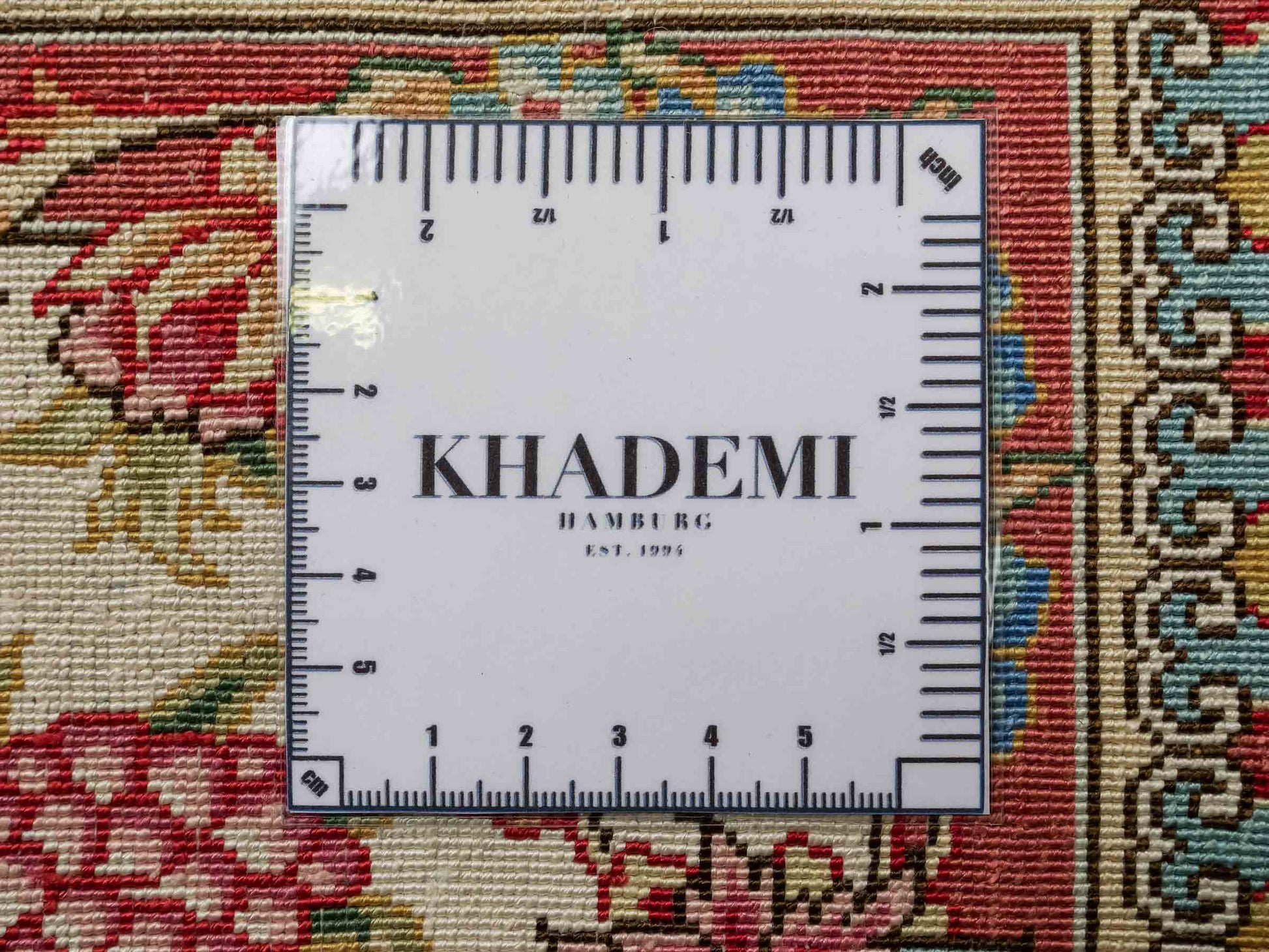 Sehr feiner, handgeknüpfter Khademi Orientteppich mit Hereke Design aus reiner Seide, blau, creme, rot. 112x78 cm. Vertrieb durch Jupiter Intl.