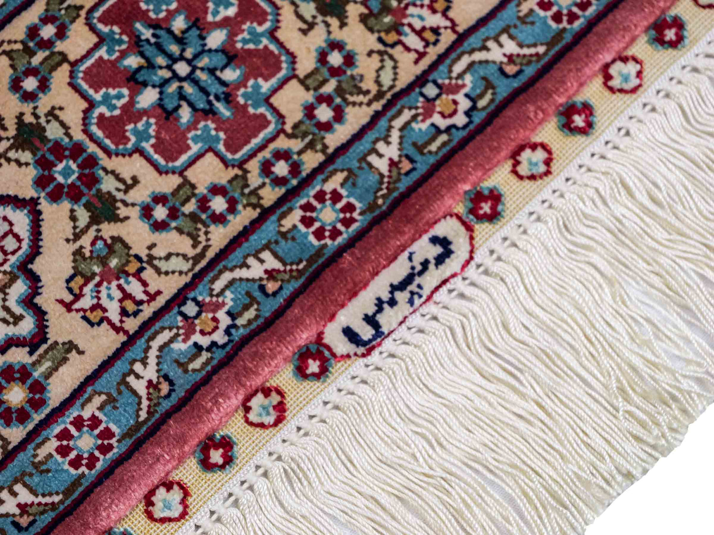 Sehr feiner, handgeknüpfter Khademi Orientteppich mit Hereke Design aus reiner Seide, rot, creme. 121x78 cm. Vertrieb durch Jupiter Intl.