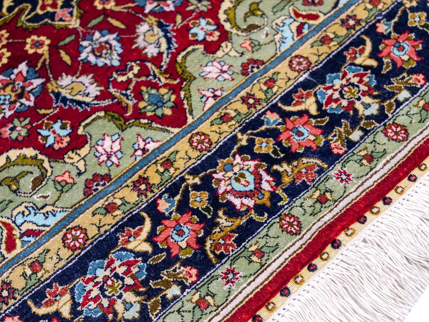 Sehr feiner, handgeknüpfter Khademi Orientteppich mit Hereke Design aus reiner Seide, rot, blau. 122x78 cm. Vertrieb durch Jupiter Intl.