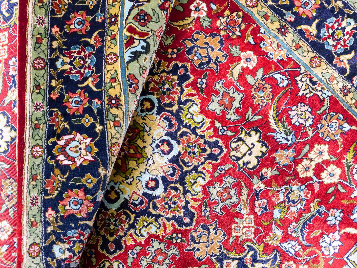 Sehr feiner, handgeknüpfter Khademi Orientteppich mit Hereke Design aus reiner Seide, rot, blau. 122x78 cm. Vertrieb durch Jupiter Intl.