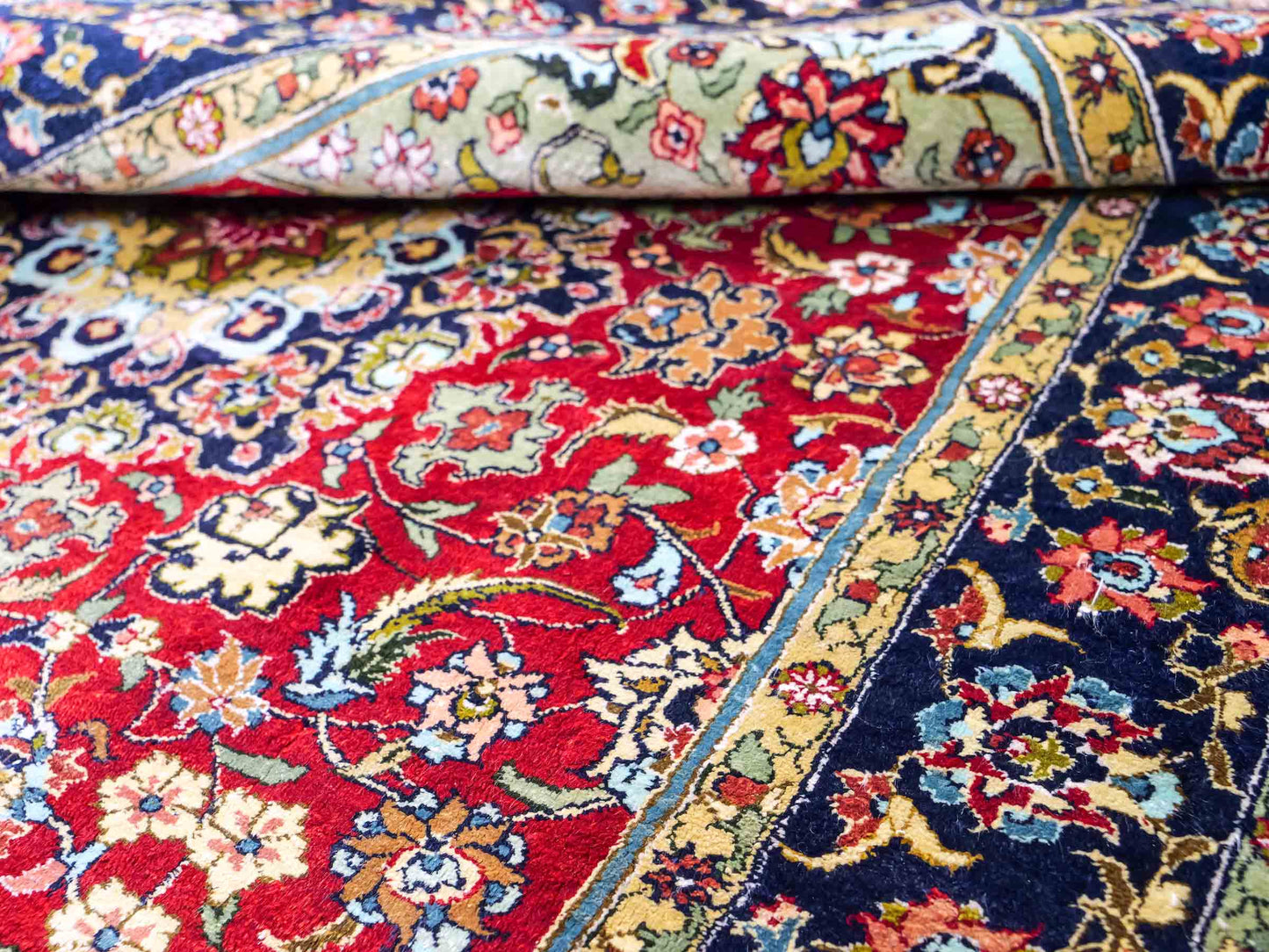 Sehr feiner, handgeknüpfter Khademi Orientteppich mit Hereke Design aus reiner Seide, rot, blau. 122x78 cm. Vertrieb durch Jupiter Intl.