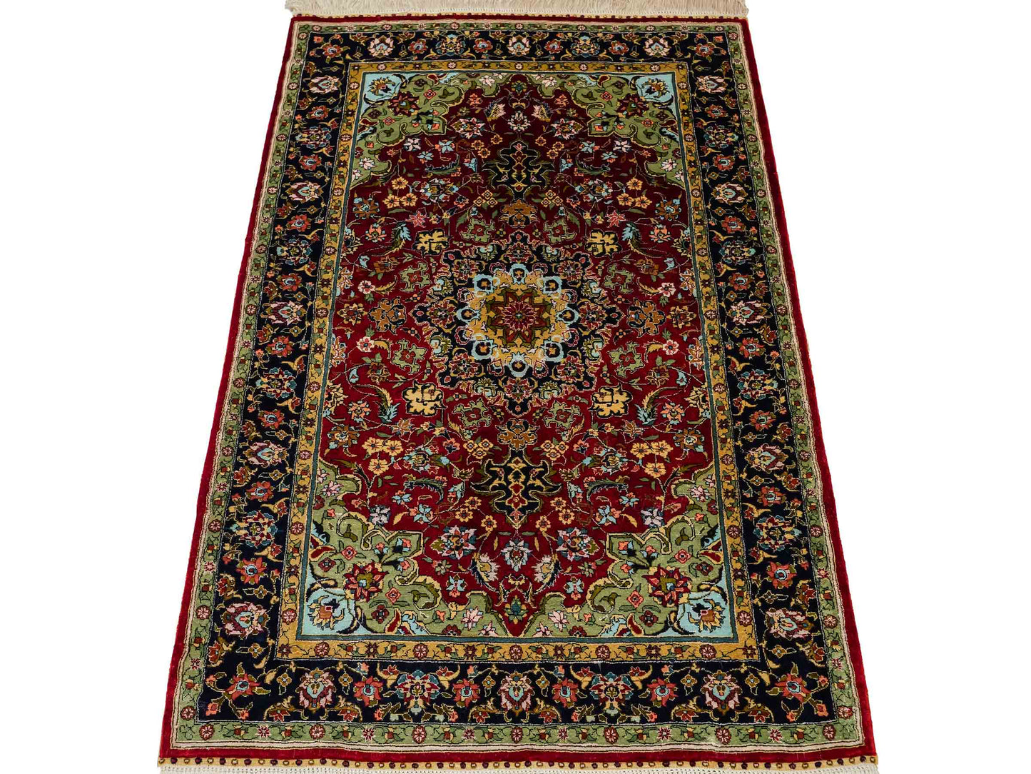 Sehr feiner, handgeknüpfter Khademi Orientteppich mit Hereke Design aus reiner Seide, rot, blau. 122x78 cm. Vertrieb durch Jupiter Intl.