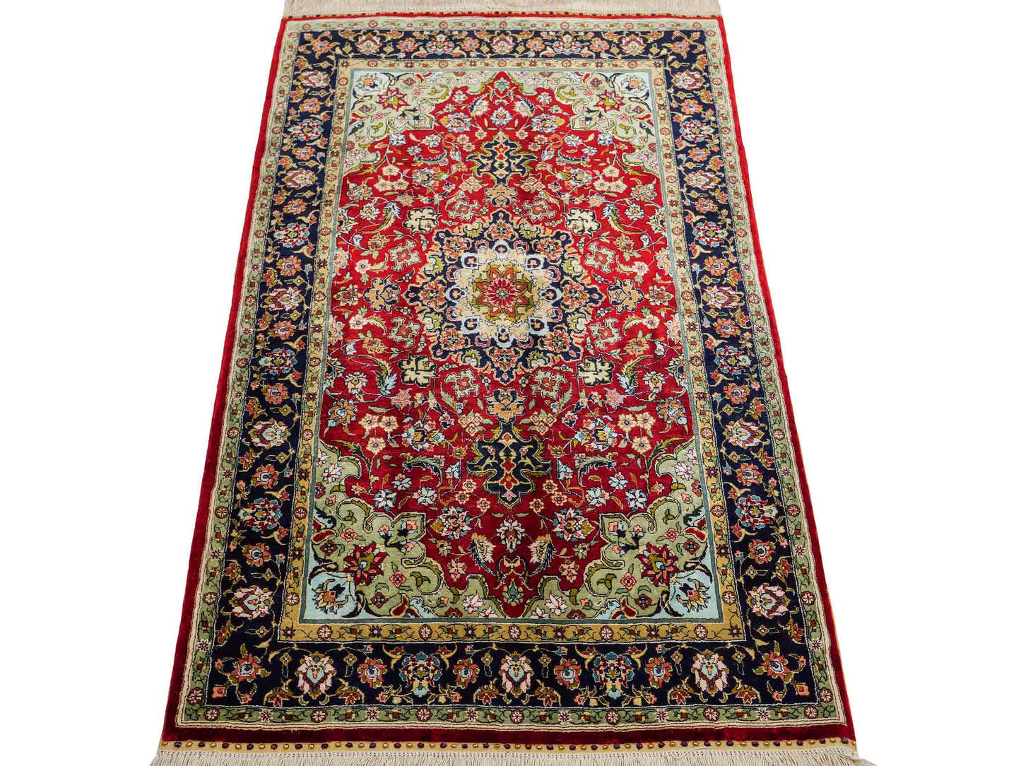 Sehr feiner, handgeknüpfter Khademi Orientteppich mit Hereke Design aus reiner Seide, rot, blau. 122x78 cm. Vertrieb durch Jupiter Intl.