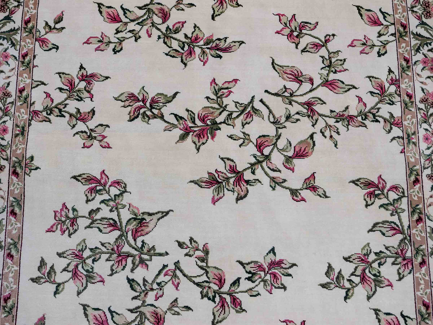 Sehr feiner, handgeknüpfter Khademi Orientteppich mit Hereke Design aus reiner Seide, weiß, creme. 122x79 cm. Vertrieb durch Jupiter Intl.