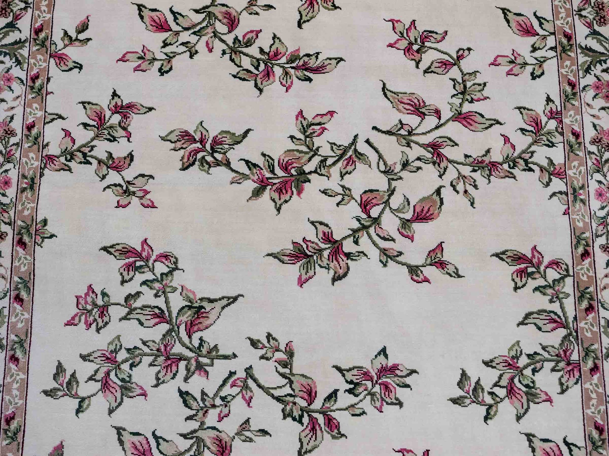 Sehr feiner, handgeknüpfter Khademi Orientteppich mit Hereke Design aus reiner Seide, weiß, creme. 122x79 cm. Vertrieb durch Jupiter Intl.