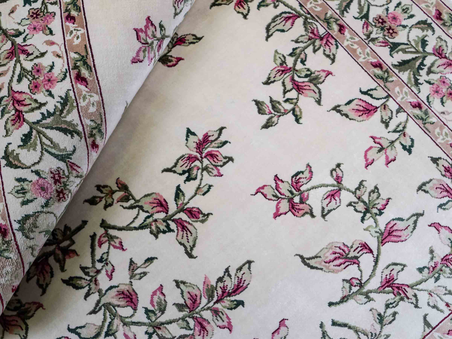 Sehr feiner, handgeknüpfter Khademi Orientteppich mit Hereke Design aus reiner Seide, weiß, creme. 122x79 cm. Vertrieb durch Jupiter Intl.