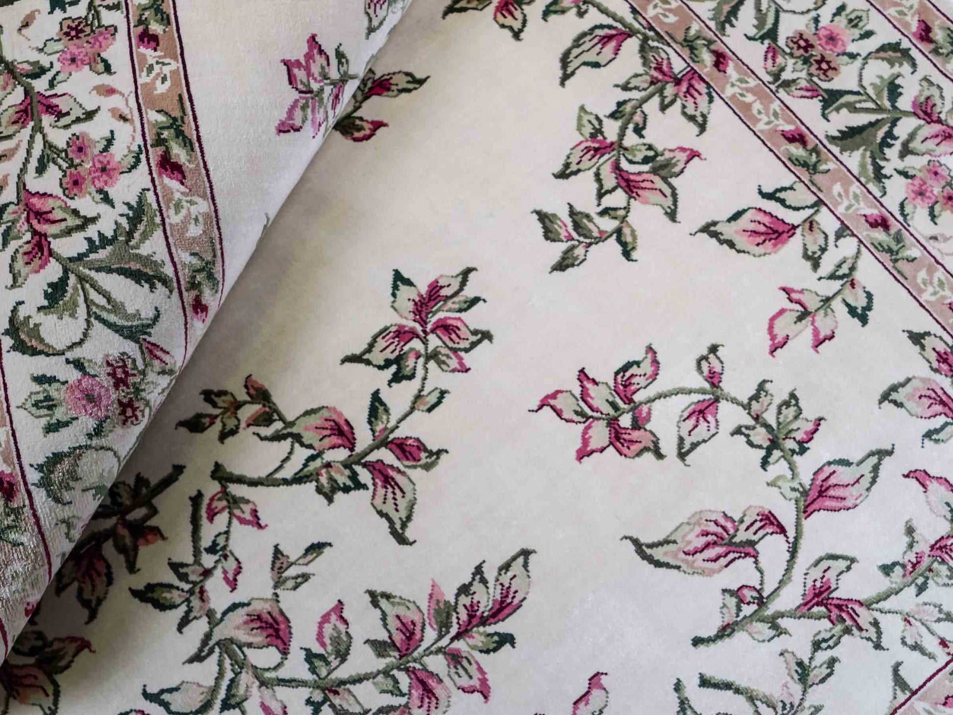 Sehr feiner, handgeknüpfter Khademi Orientteppich mit Hereke Design aus reiner Seide, weiß, creme. 122x79 cm. Vertrieb durch Jupiter Intl.