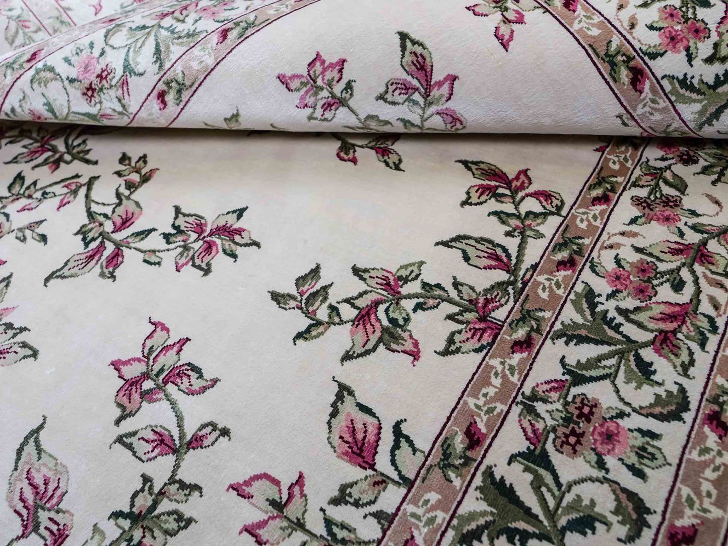 Sehr feiner, handgeknüpfter Khademi Orientteppich mit Hereke Design aus reiner Seide, weiß, creme. 122x79 cm. Vertrieb durch Jupiter Intl.