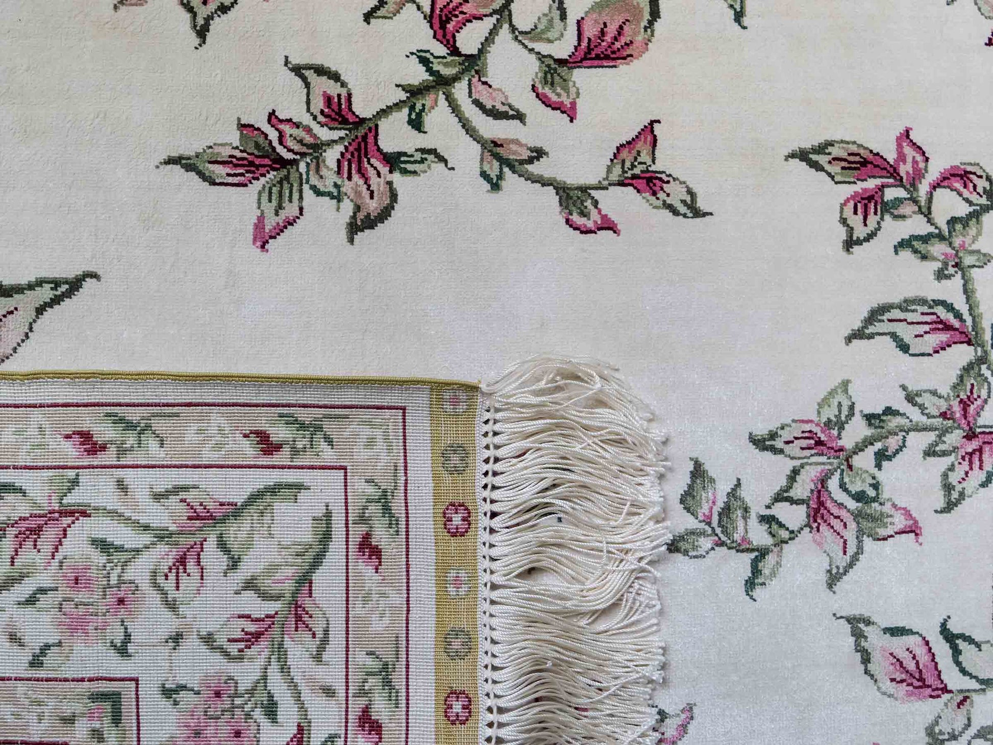 Sehr feiner, handgeknüpfter Khademi Orientteppich mit Hereke Design aus reiner Seide, weiß, creme. 122x79 cm. Vertrieb durch Jupiter Intl.